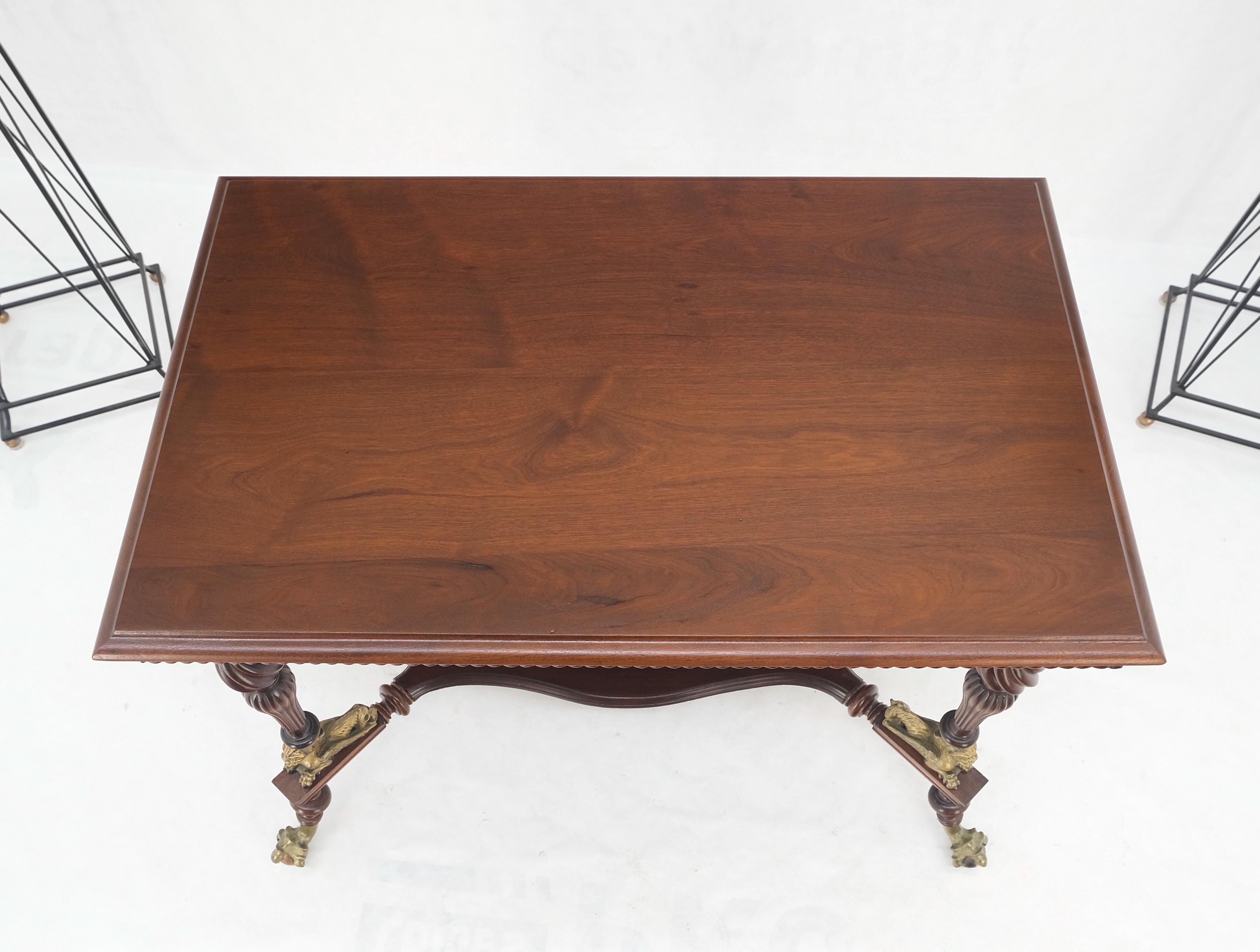 20ième siècle Table à boules et griffes en fonte dorée en acajou massif sculpté, pieds en corde torsadée en vente