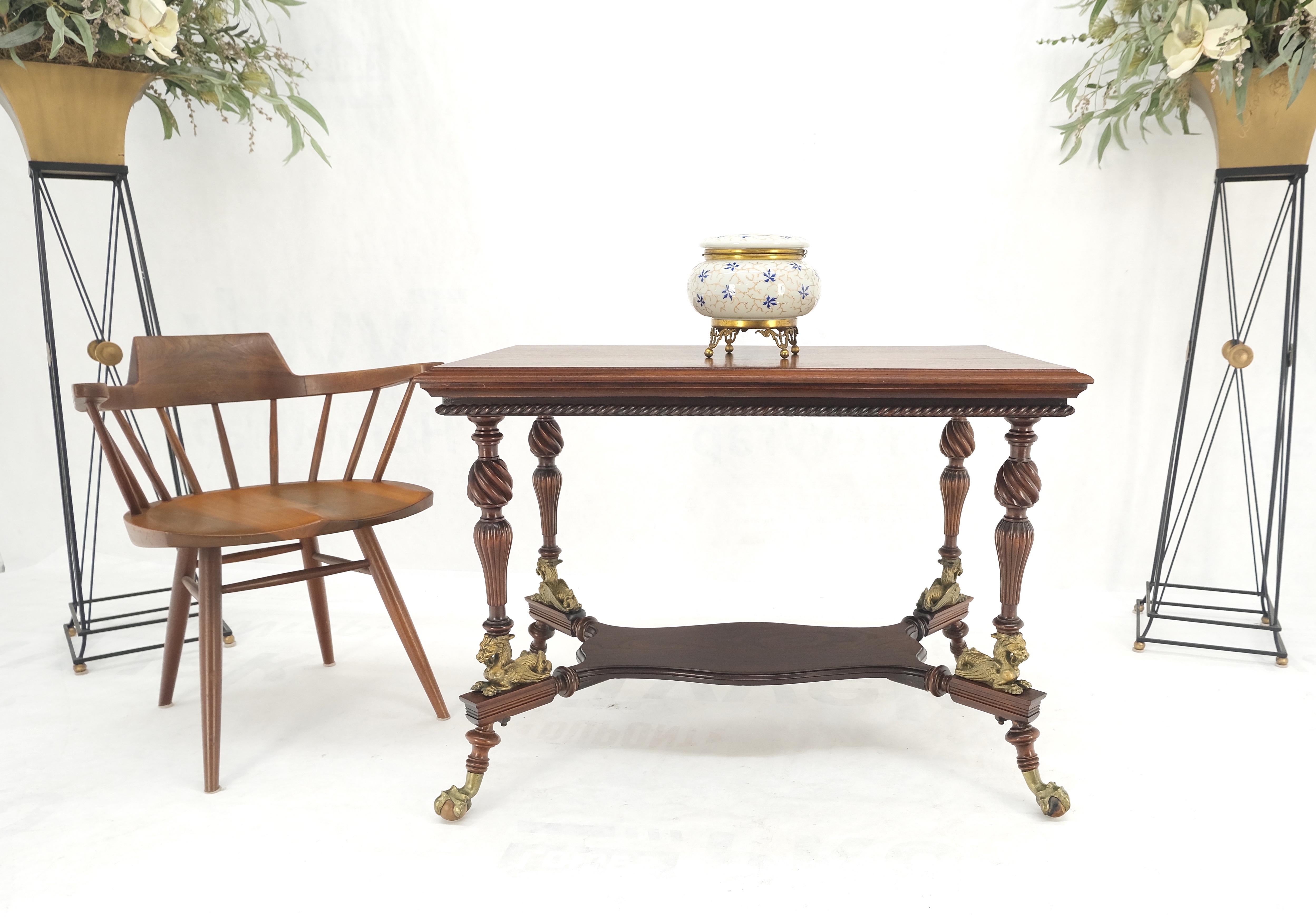 Laiton Table à boules et griffes en fonte dorée en acajou massif sculpté, pieds en corde torsadée en vente