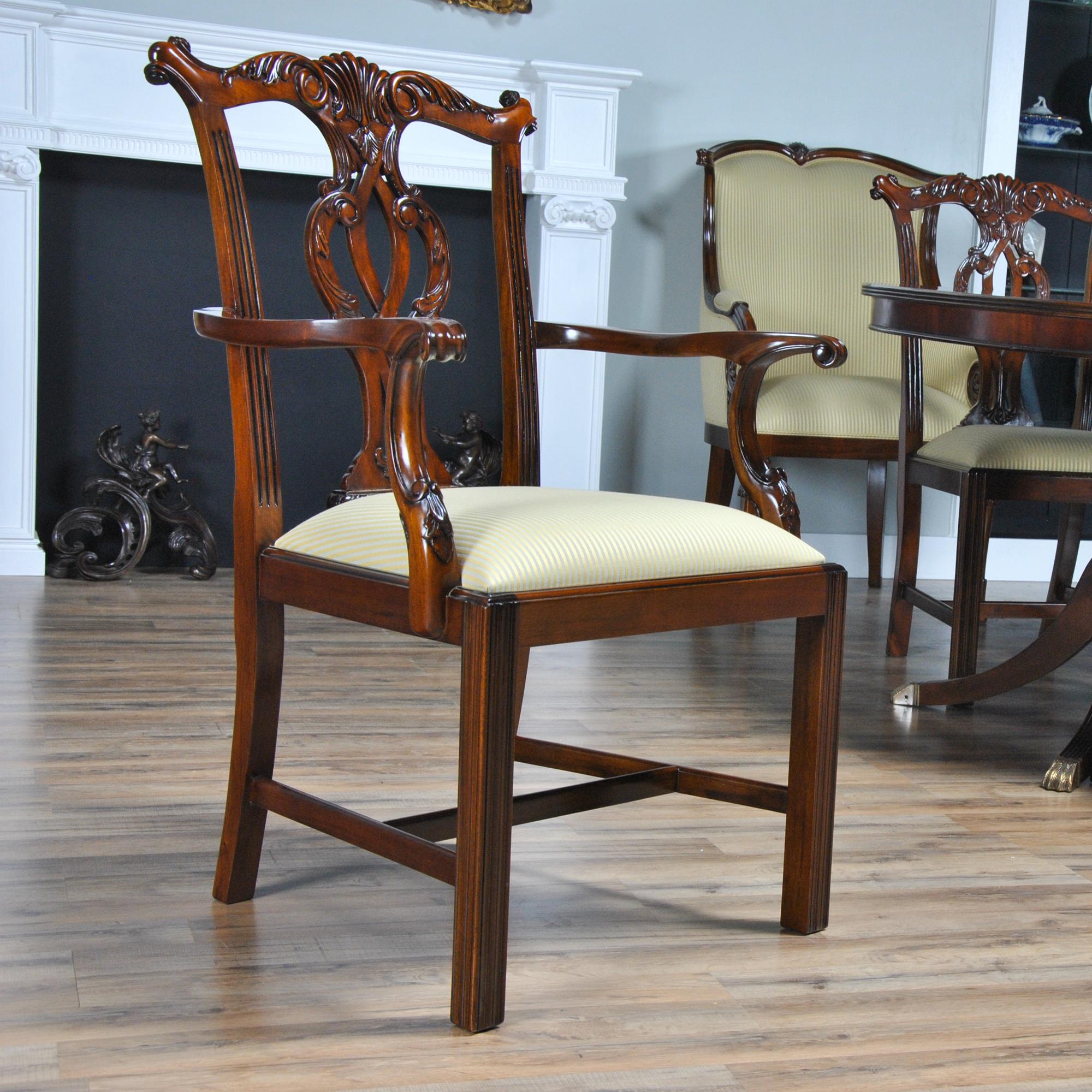 Ein Satz von zehn Chippendale-Stühlen aus massivem Mahagoni, bestehend aus 2 Sesseln und 8 Beistellstühlen. Jeder Stuhl hat serpentinenförmige Kammschienen und  handgeschnitzte und durchbrochene Rückenlehnen aus massivem Mahagoni. Die Sessel