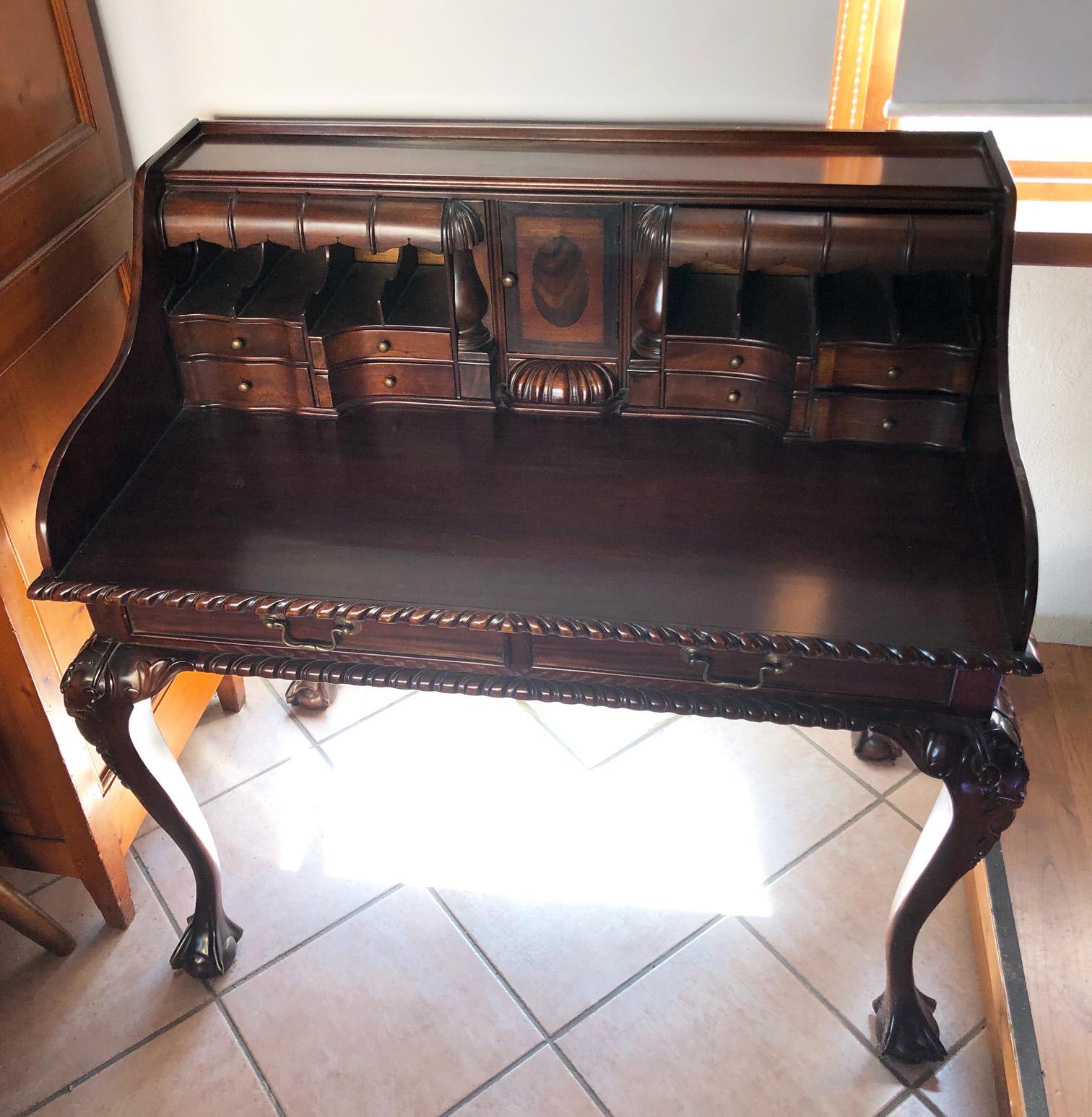 Solid mahogany desk, with secret drawers, shellac finish. 

Copy of antique desk made in 1995.

Measures: Top height 77 cm.
Total height 107 cm.

To find out the cost of transport to USA etc write a message indicating the delivery city.