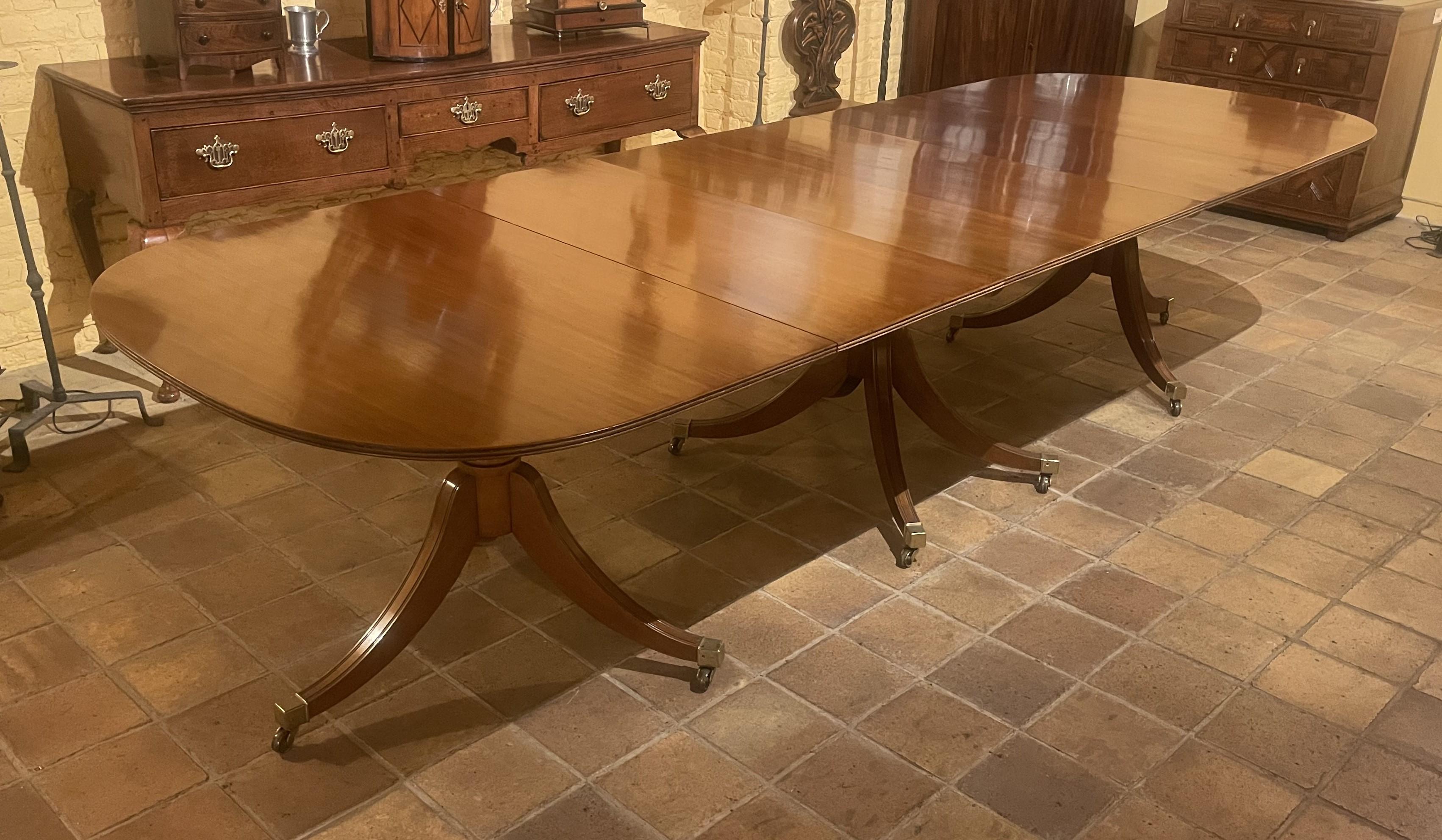 Superbe et rare table de salle à manger anglaise du début du 20e siècle à trois pieds en acajou massif.

Il est rare de trouver un guéridon à trois pieds, ce qui est un grand avantage compte tenu de la longueur de la table puisque l'élément central