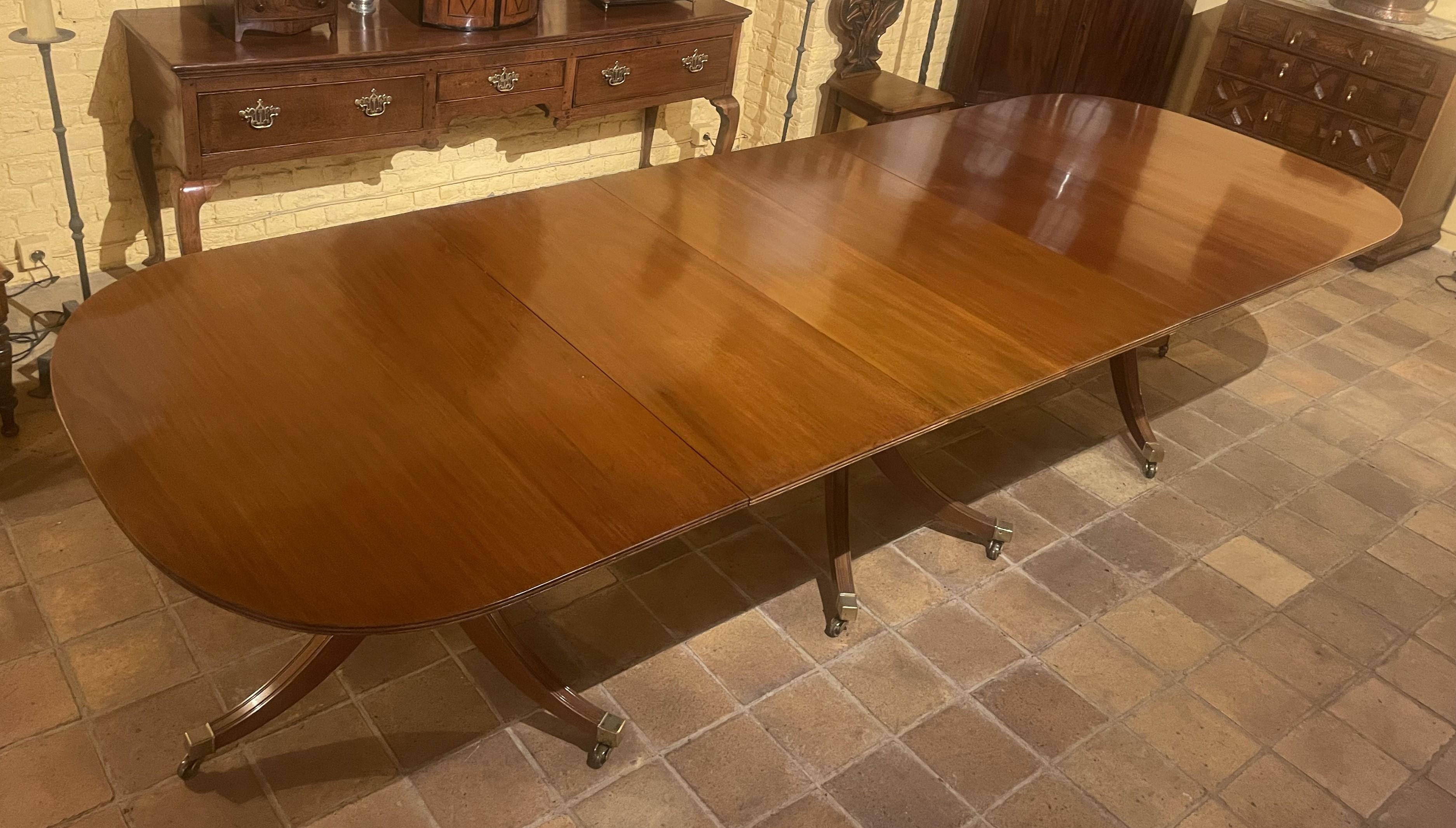 Édouardien Table de salle à manger à triple piédestal en acajou massif - Angleterre (3m33 de long) en vente