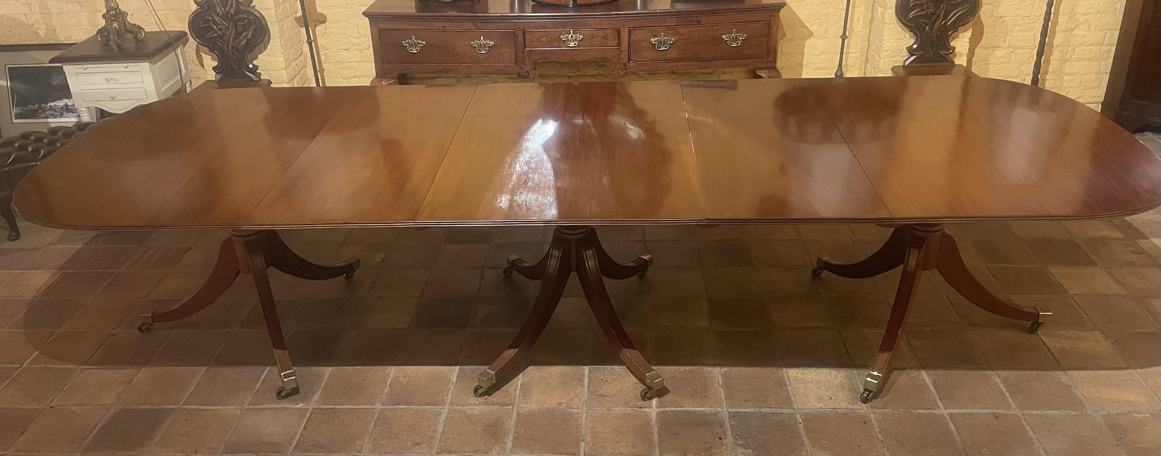 Britannique Table de salle à manger à triple piédestal en acajou massif - Angleterre (3m33 de long) en vente