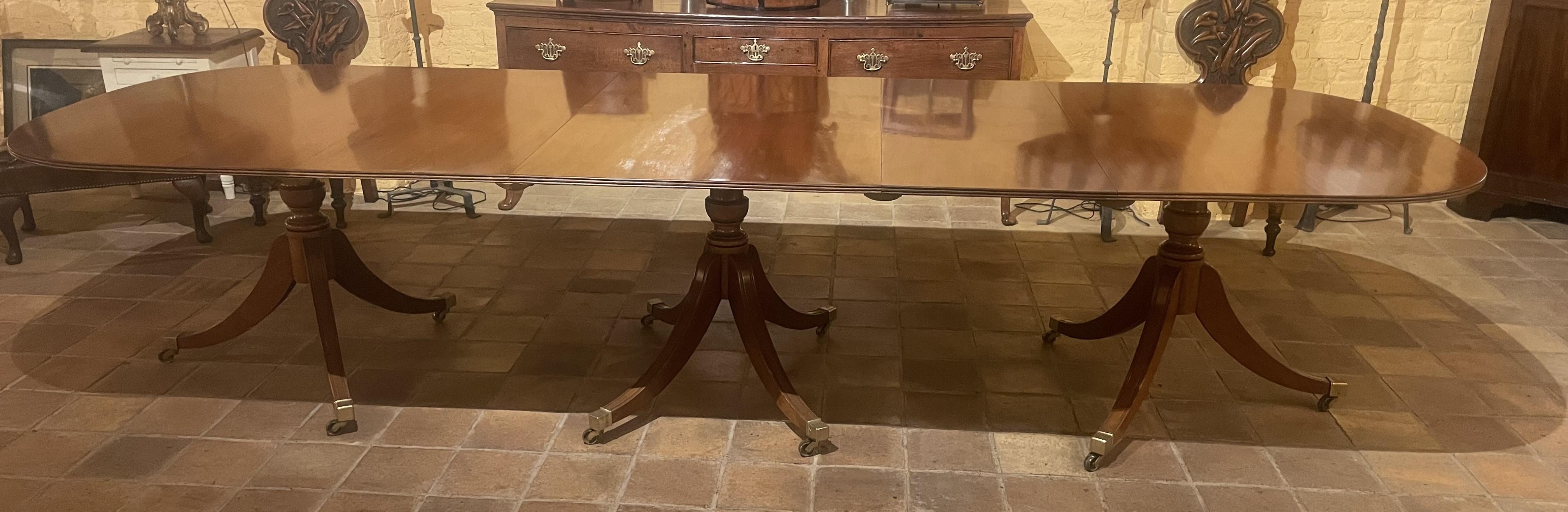 Table de salle à manger à triple piédestal en acajou massif - Angleterre (3m33 de long) Bon état - En vente à Brussels, Brussels