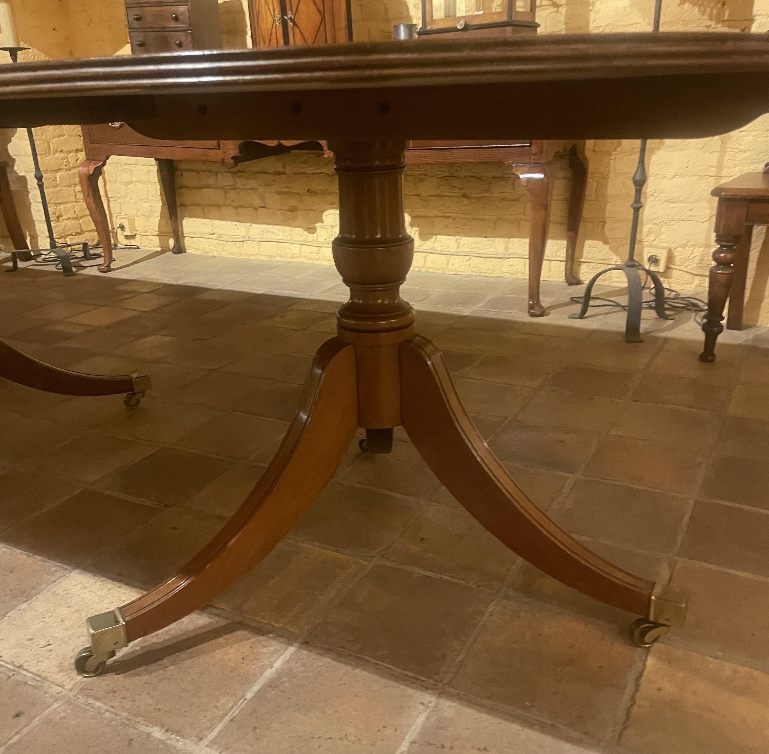 20ième siècle Table de salle à manger à triple piédestal en acajou massif - Angleterre (3m33 de long) en vente