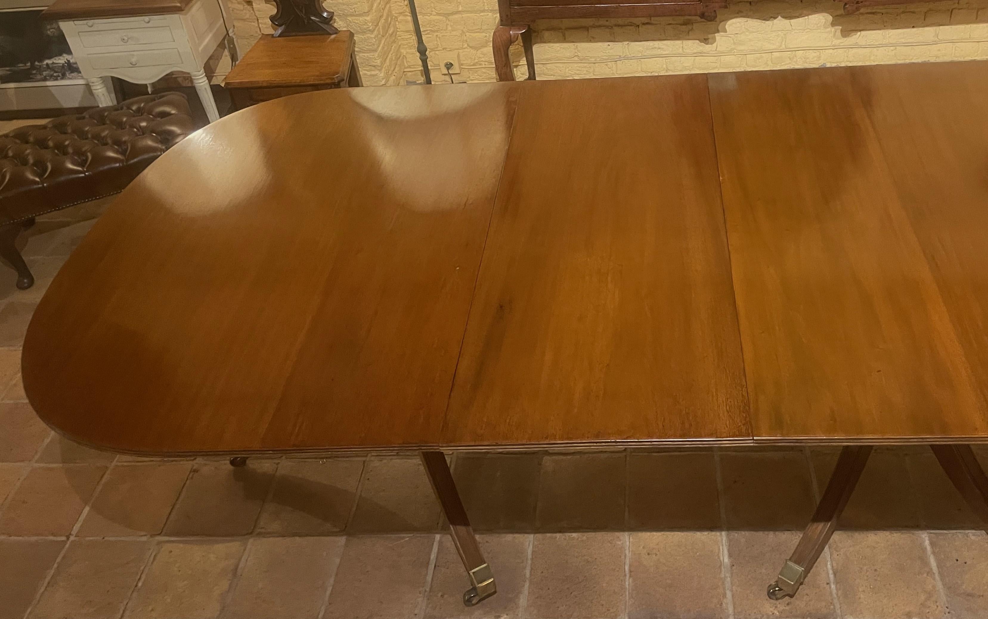 Table de salle à manger à triple piédestal en acajou massif - Angleterre (3m33 de long) en vente 1