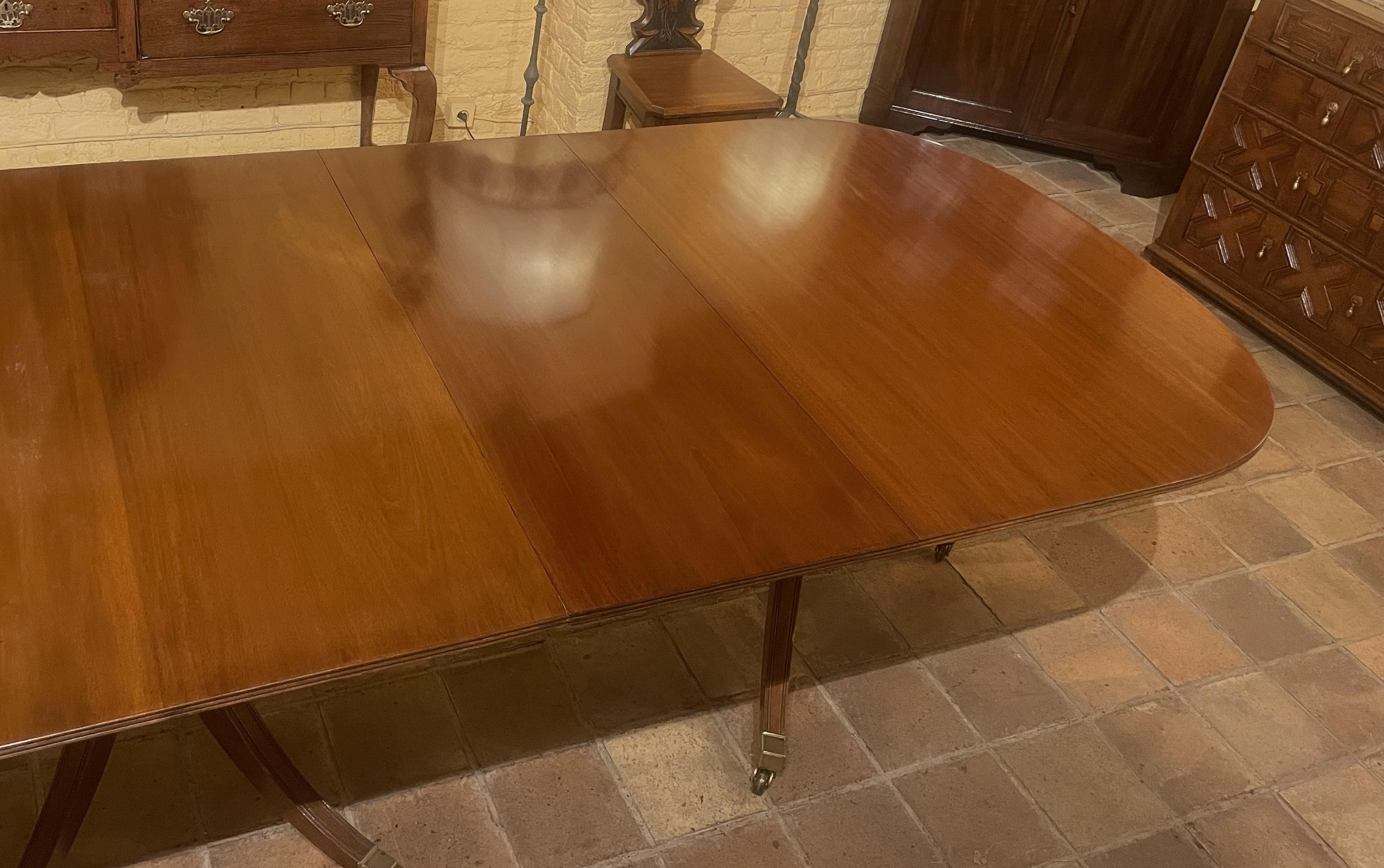 Table de salle à manger à triple piédestal en acajou massif - Angleterre (3m33 de long) en vente 2