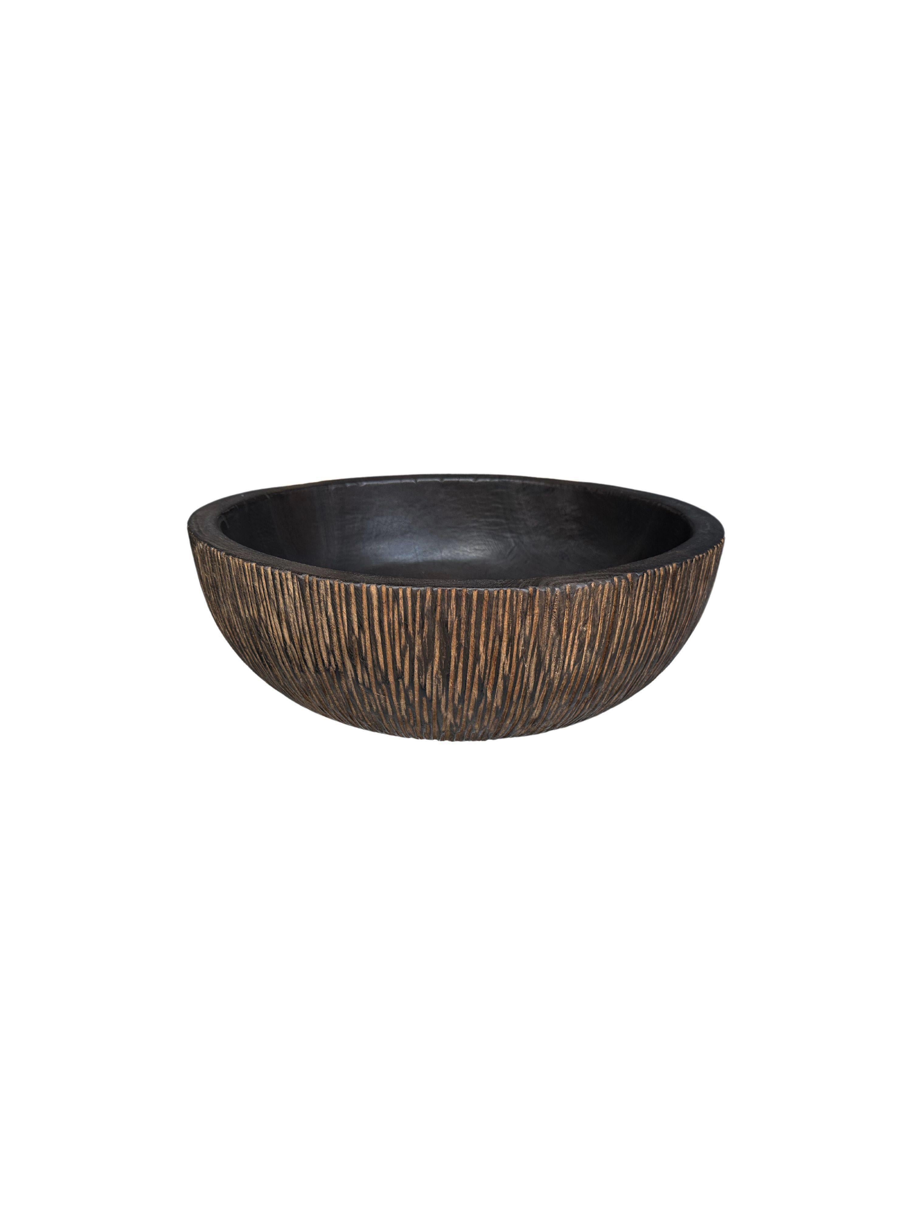 Schale aus massivem Mangoholz mit geschnitztem Äußeren und gebranntem Finish (Indonesisch) im Angebot