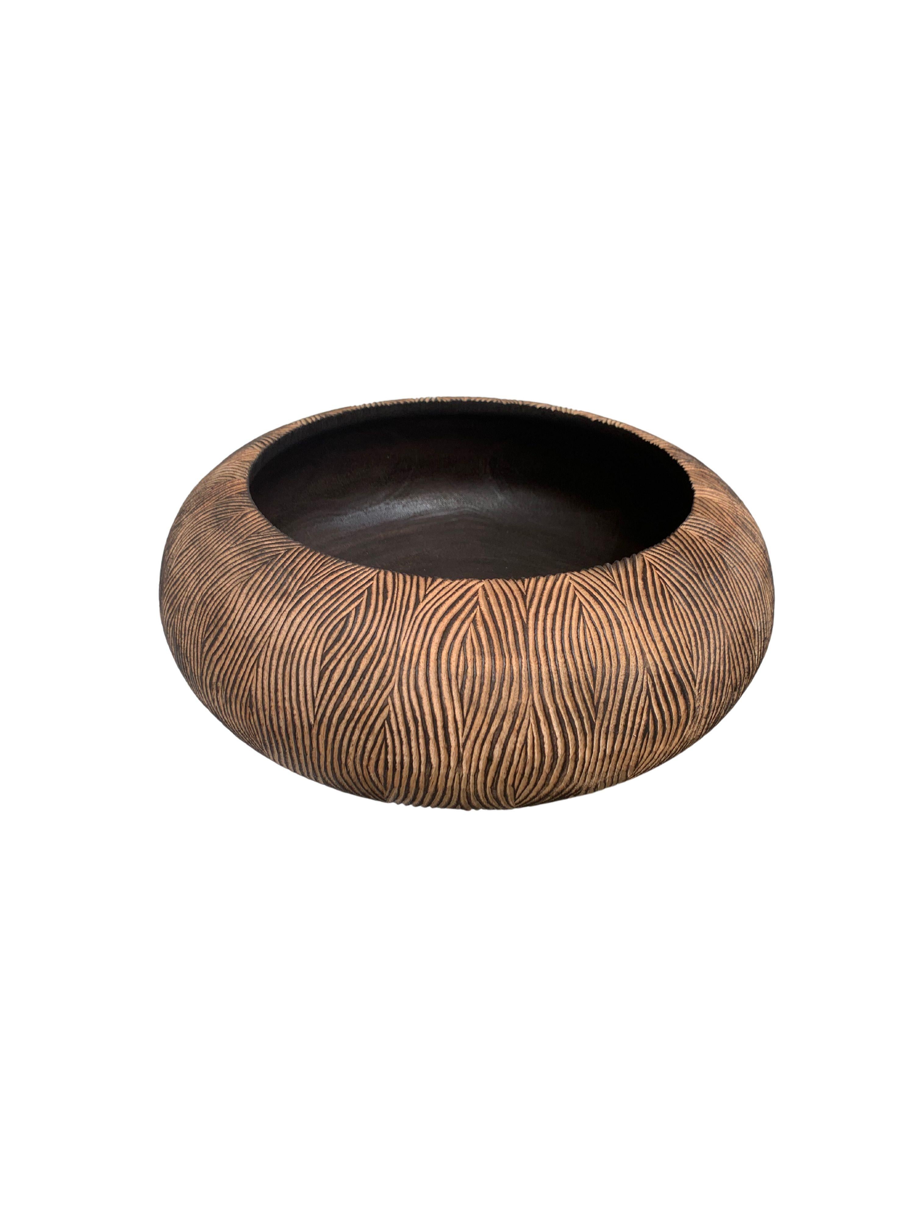 Solid Mango Wood Bowl with Carved Exterior & Burnt Finish In Good Condition For Sale In Jimbaran, Bali