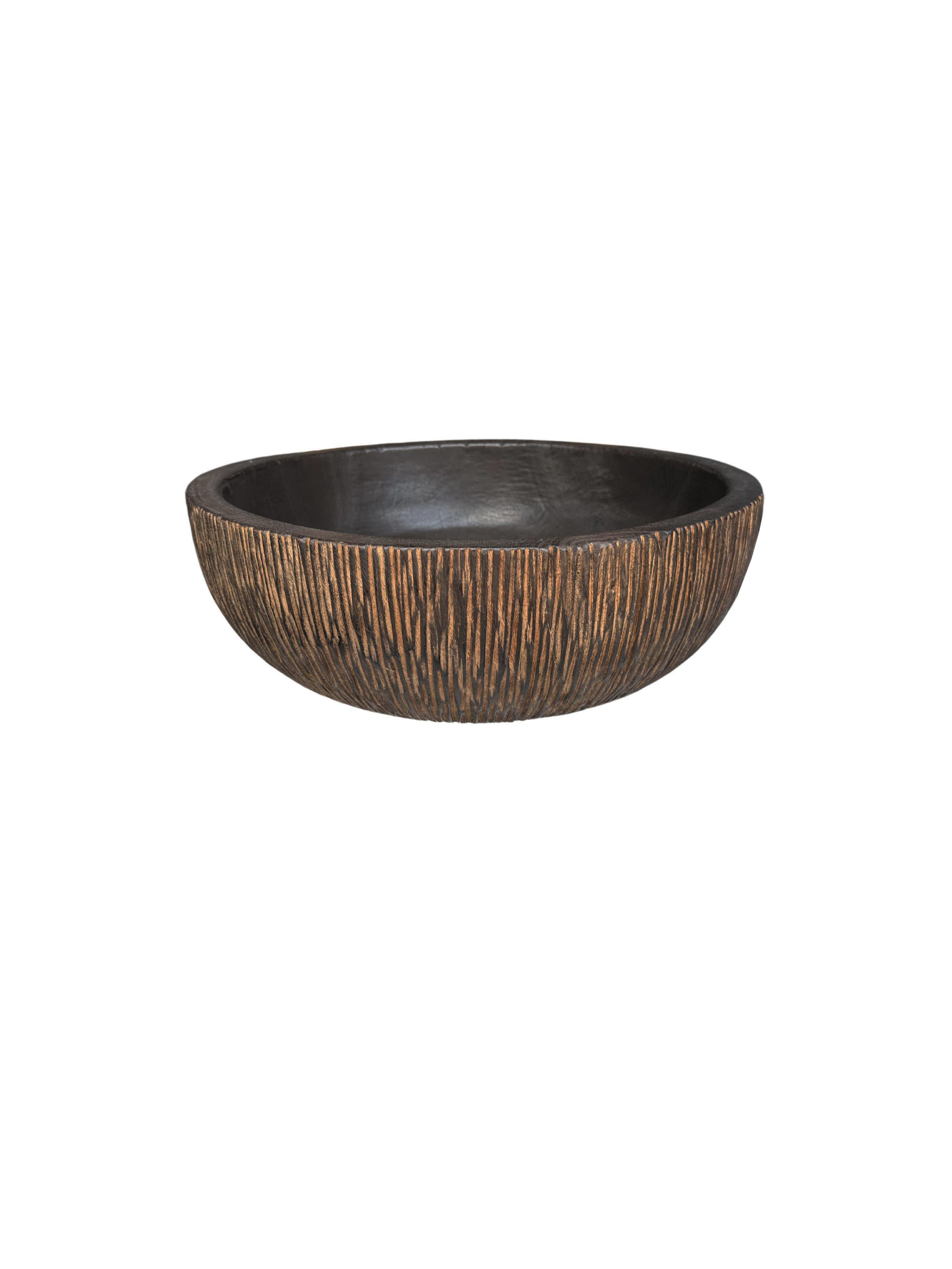 Schale aus massivem Mangoholz mit geschnitztem Äußeren und gebranntem Finish (Geschnitzt) im Angebot