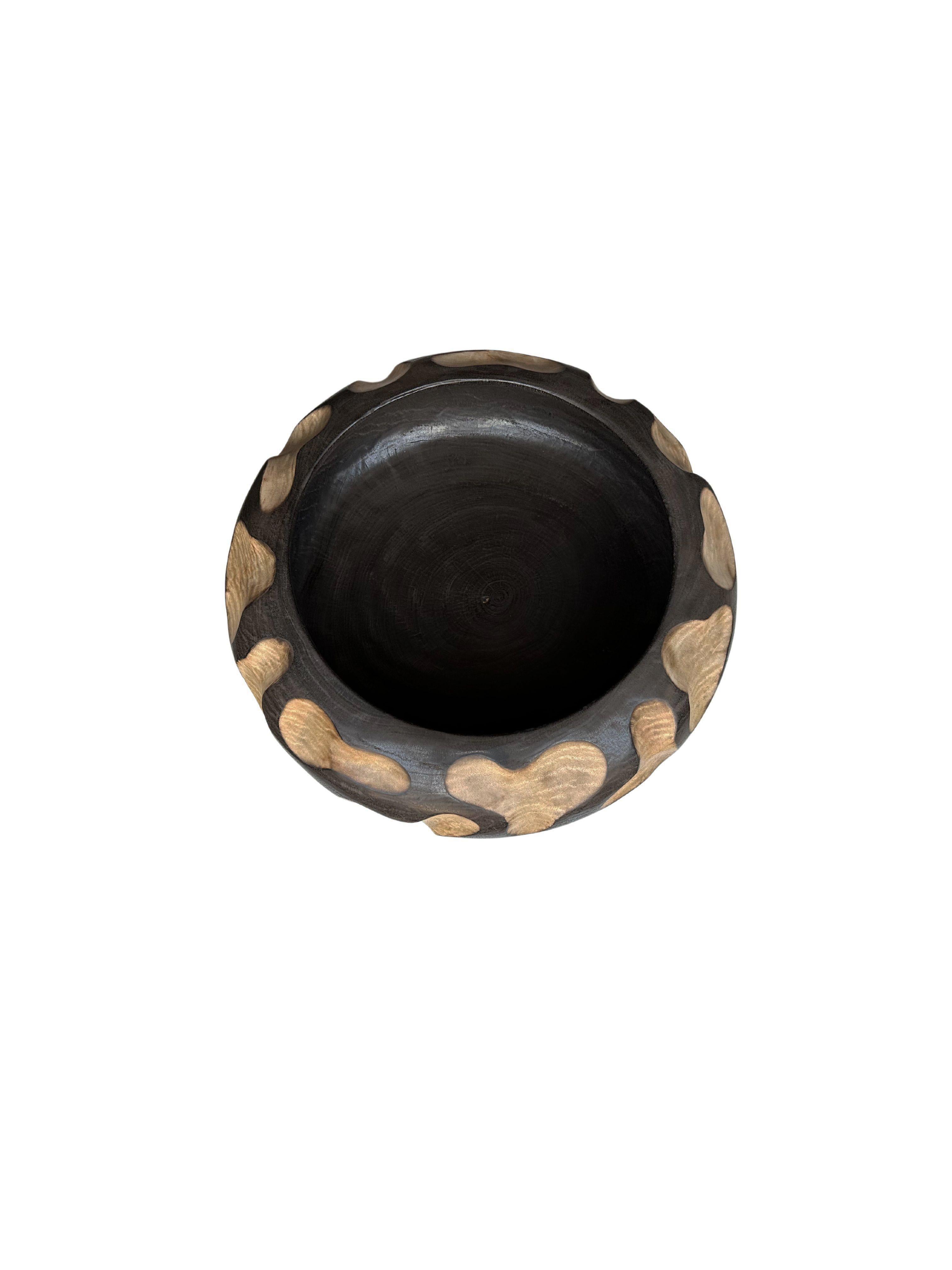 Solid Mango Wood Bowl with Hand-Carved Detailing and Burnt Detailing In Good Condition For Sale In Jimbaran, Bali