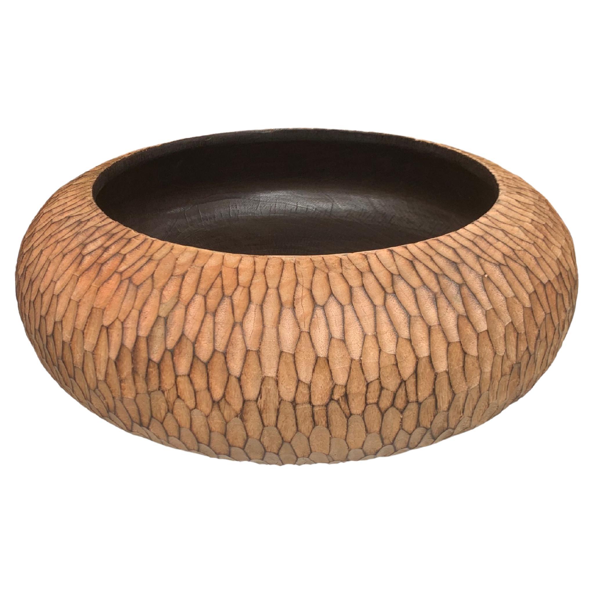 Bol en bois de Mango massif avec détails taillés à la main et détails brûlés en vente