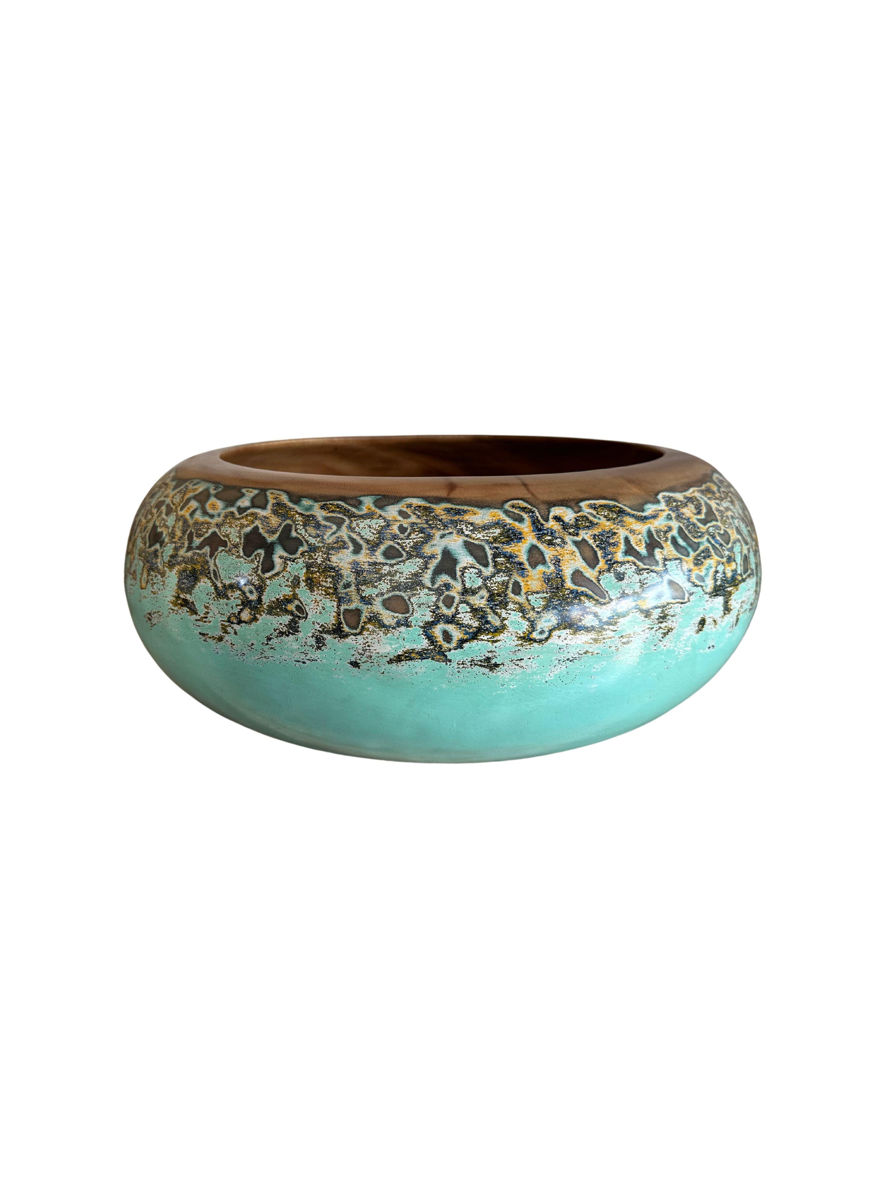 Solid Mango Wood Bowl with hand-painted detailing In Good Condition For Sale In Jimbaran, Bali
