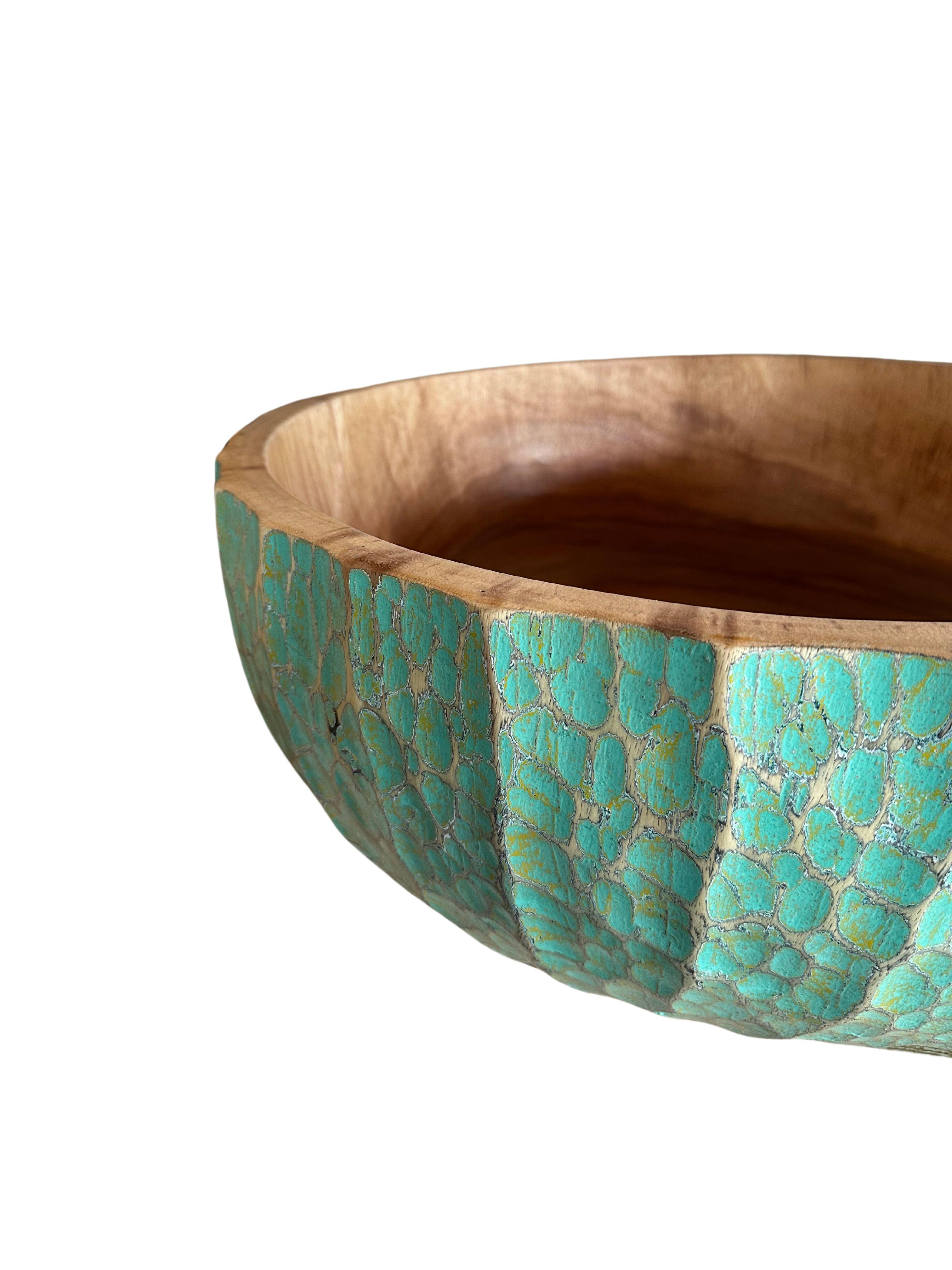 Solid Mango Wood Bowl with hand-painted & hand-carved detailing, Modern Organic In Good Condition For Sale In Jimbaran, Bali
