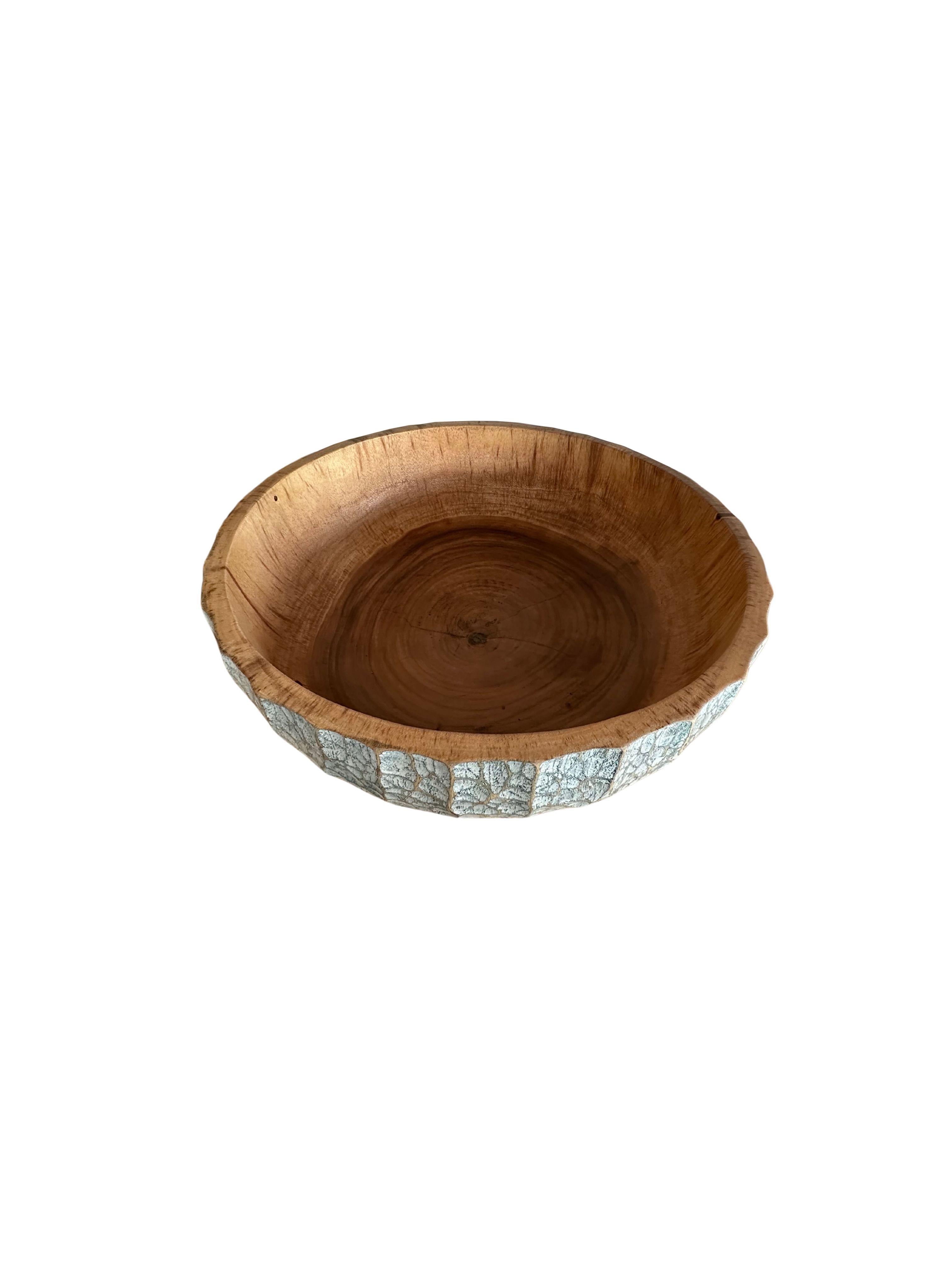 Solid Mango Wood Bowl with hand-painted & hand-carved detailing, Modern Organic In Good Condition For Sale In Jimbaran, Bali
