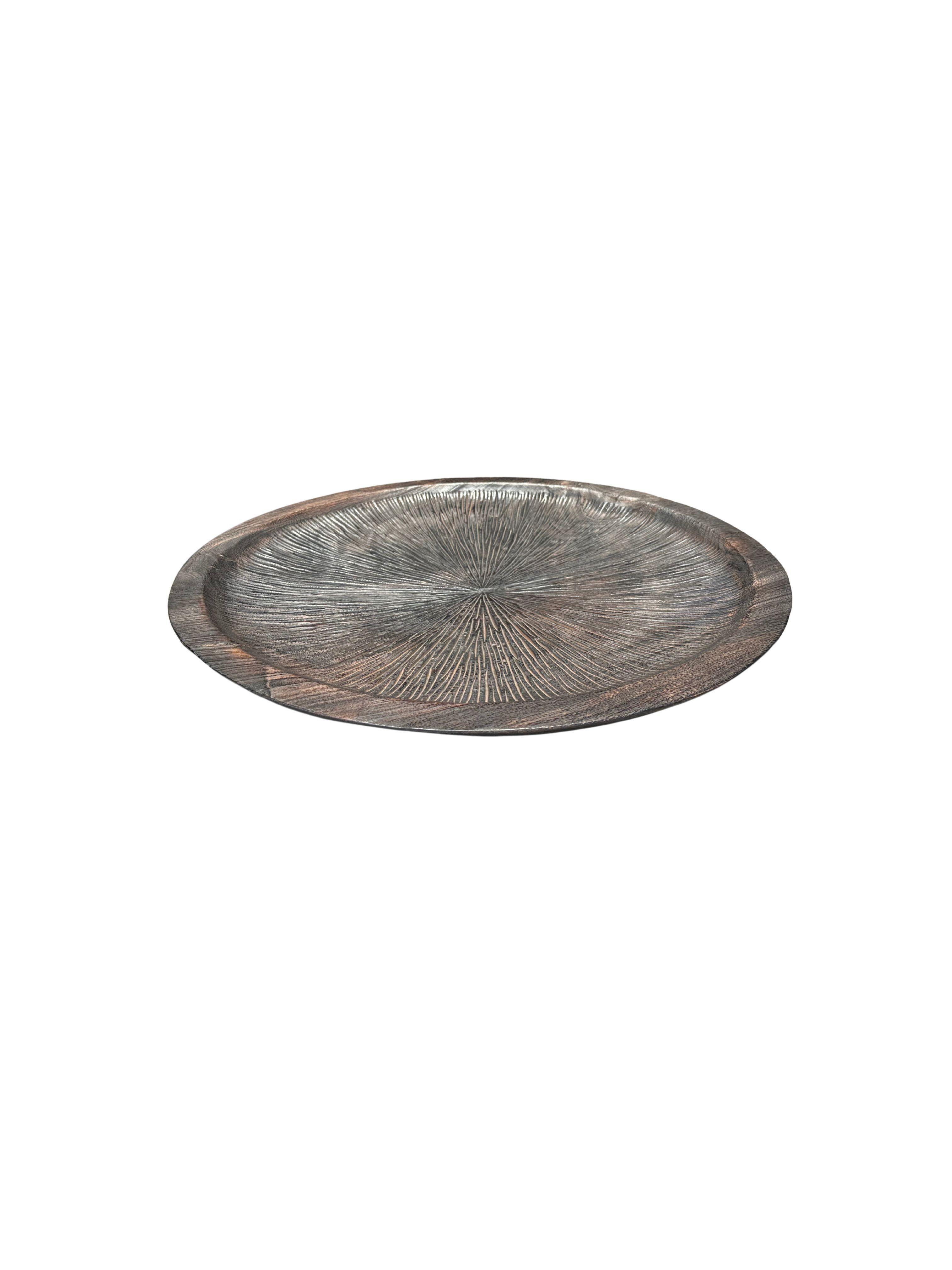 Solid Mango Wood Bowl with hand-painted & hand-carved detailing, Modern Organic In Good Condition For Sale In Jimbaran, Bali