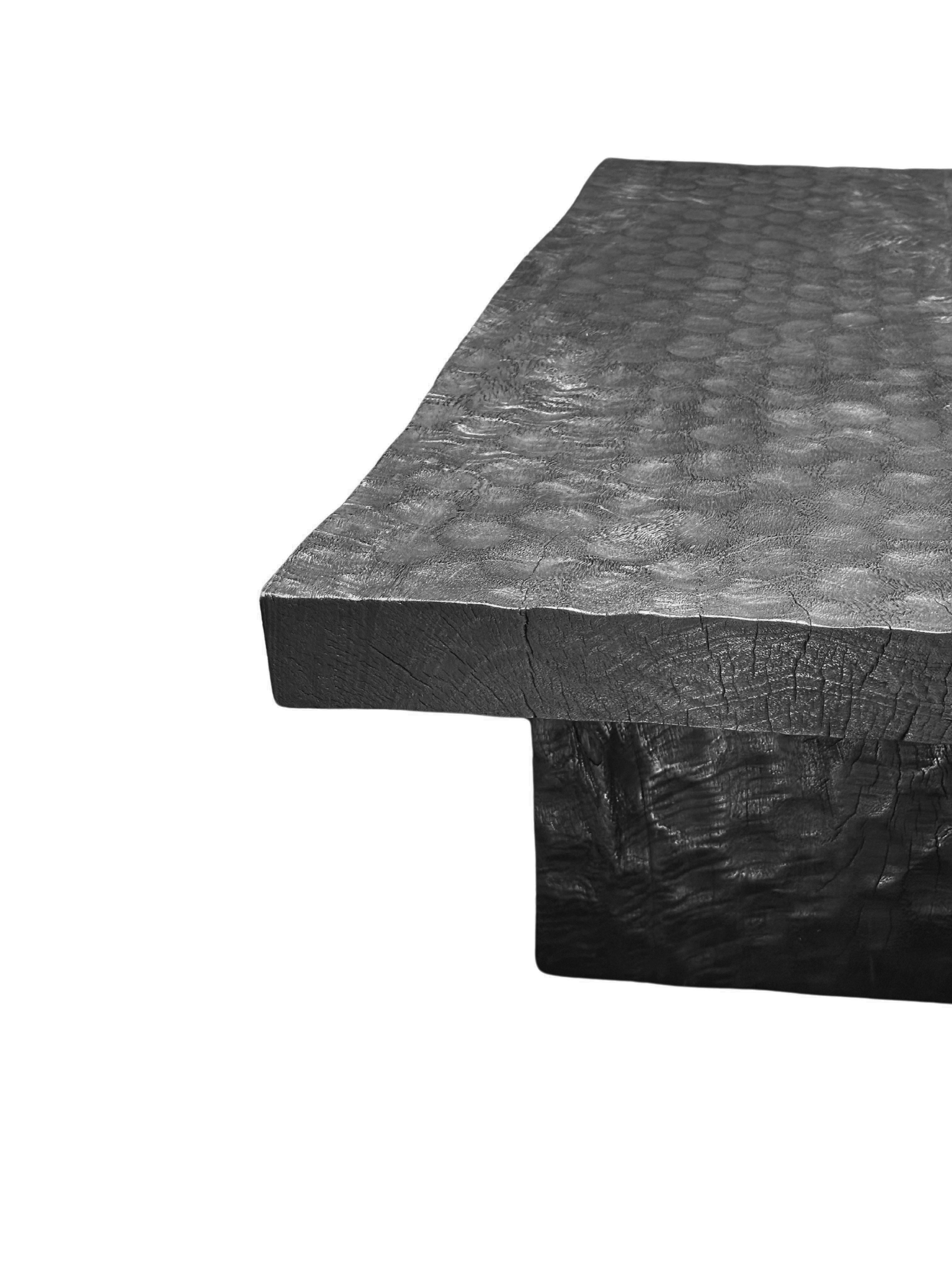 Organique Table basse en bois de Mango massif, organique moderne, textures de bois superbes, brûlé en vente