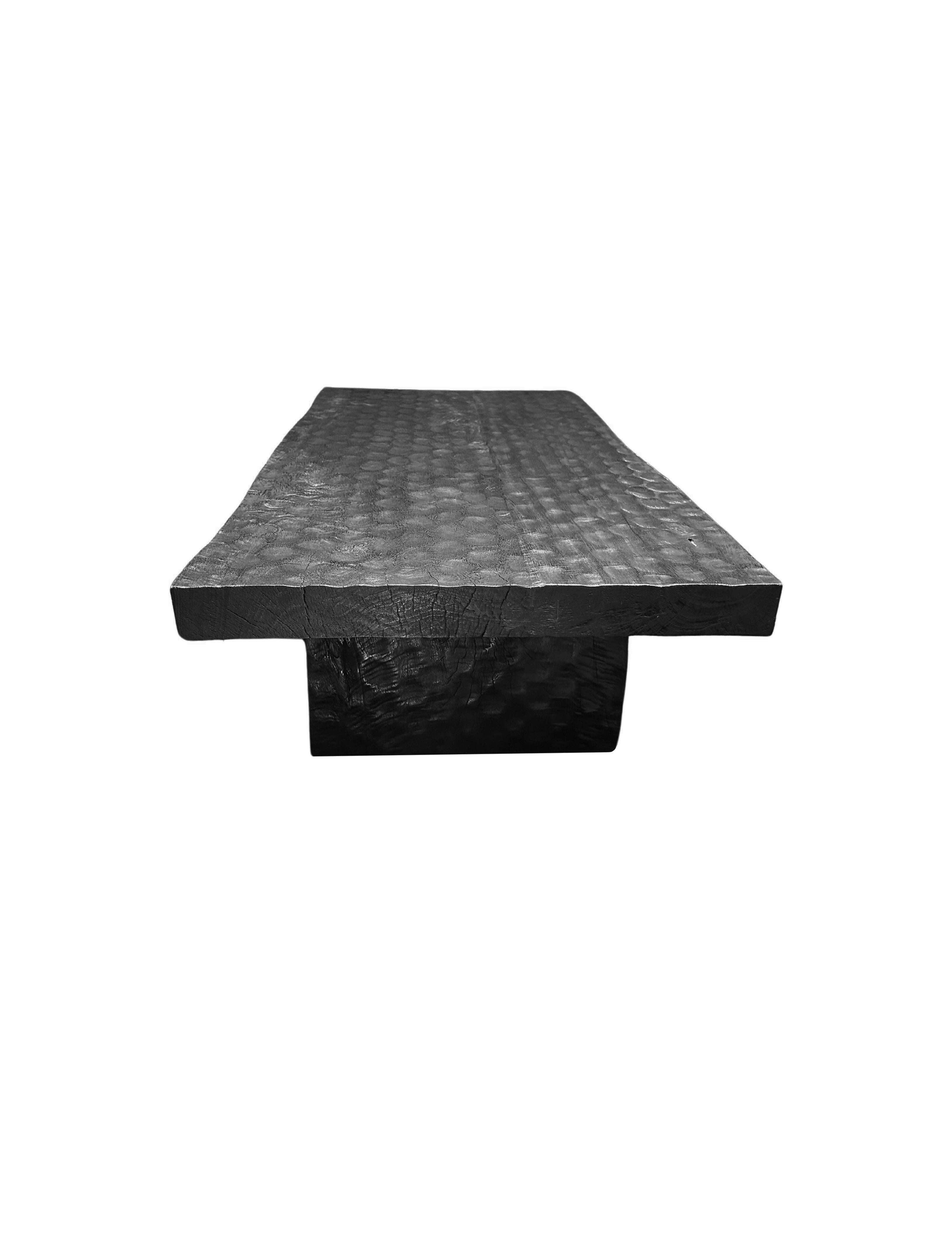 Indonésien Table basse en bois de Mango massif, organique moderne, textures de bois superbes, brûlé en vente