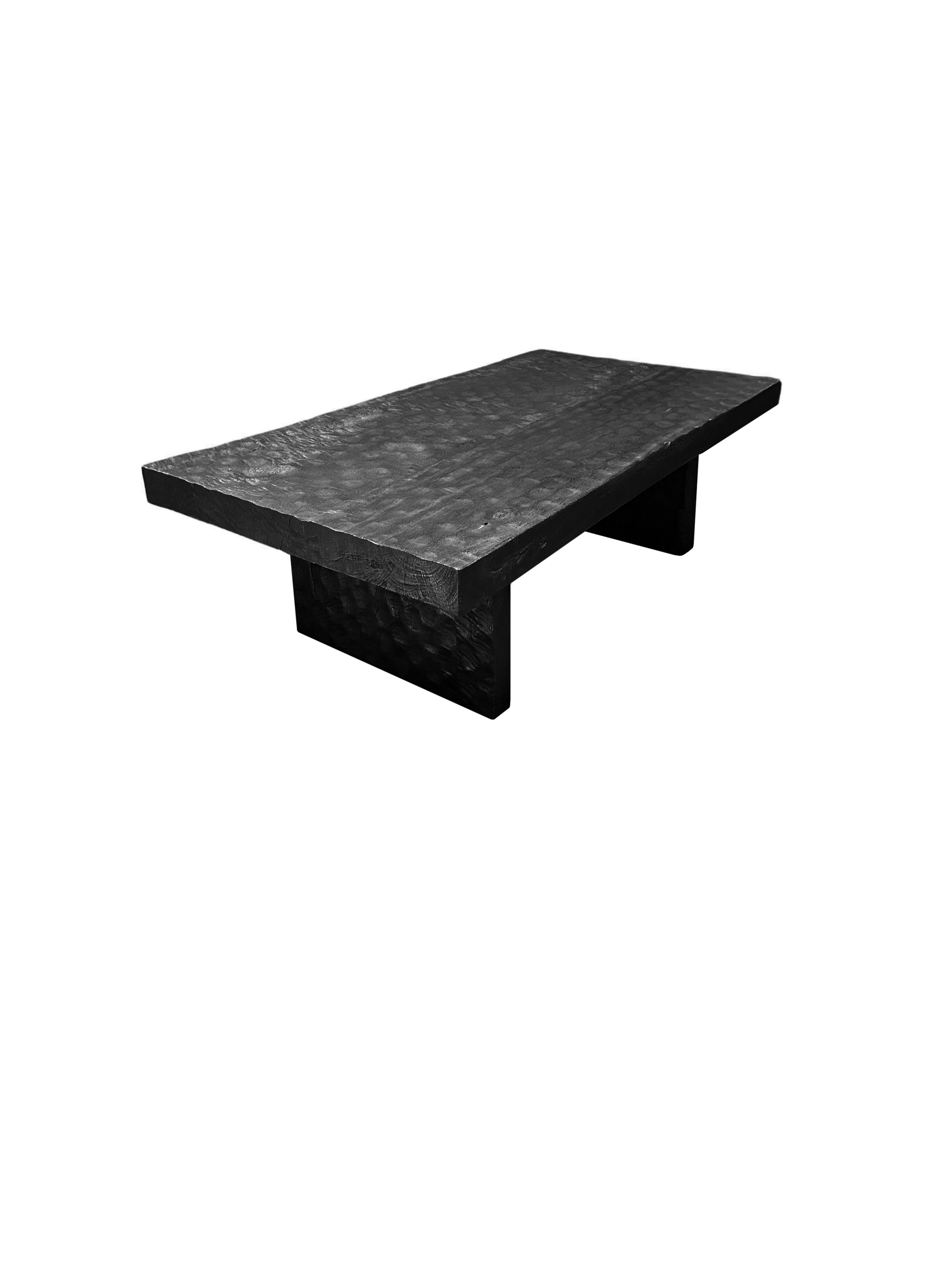 Fait main Table basse en bois de Mango massif, organique moderne, textures de bois superbes, brûlé en vente