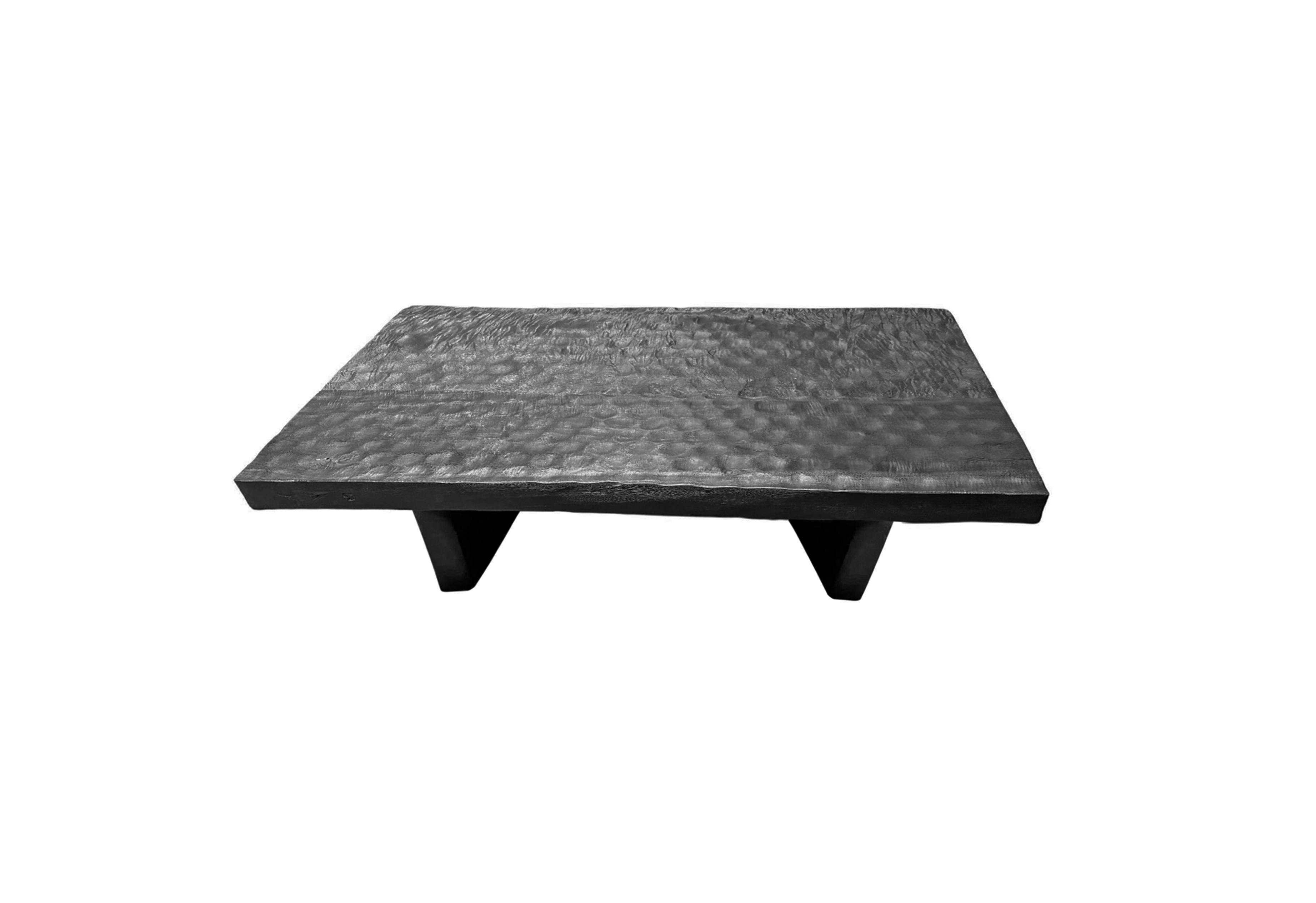 Bois Table basse en bois de Mango massif, organique moderne, textures de bois superbes, brûlé en vente