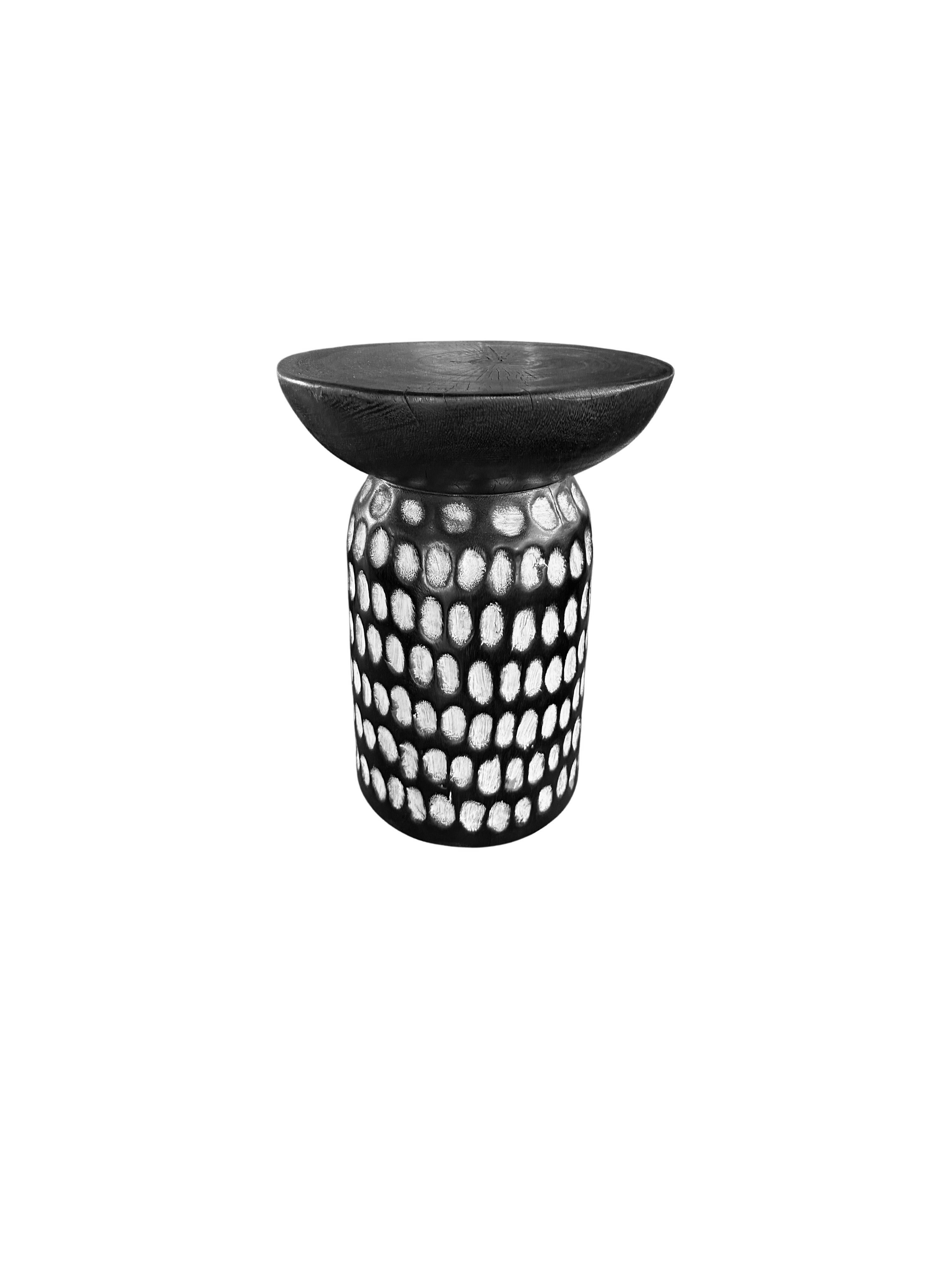 Organique Table d'appoint ronde moderne en bois de Mango massif, finition organique et brûlée en vente
