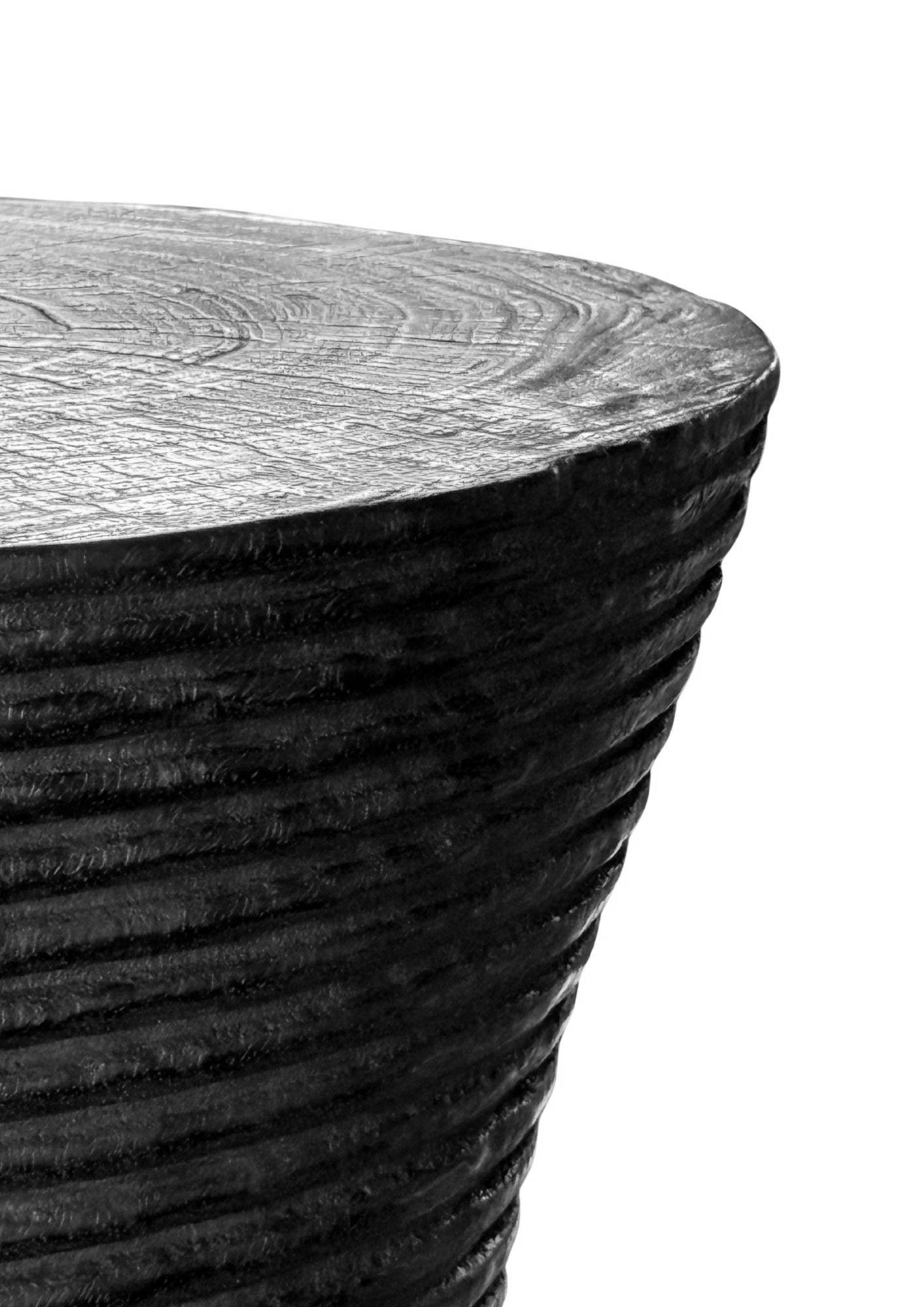 Organique Table d'appoint ronde moderne en bois de Mango massif, finition organique et brûlée en vente