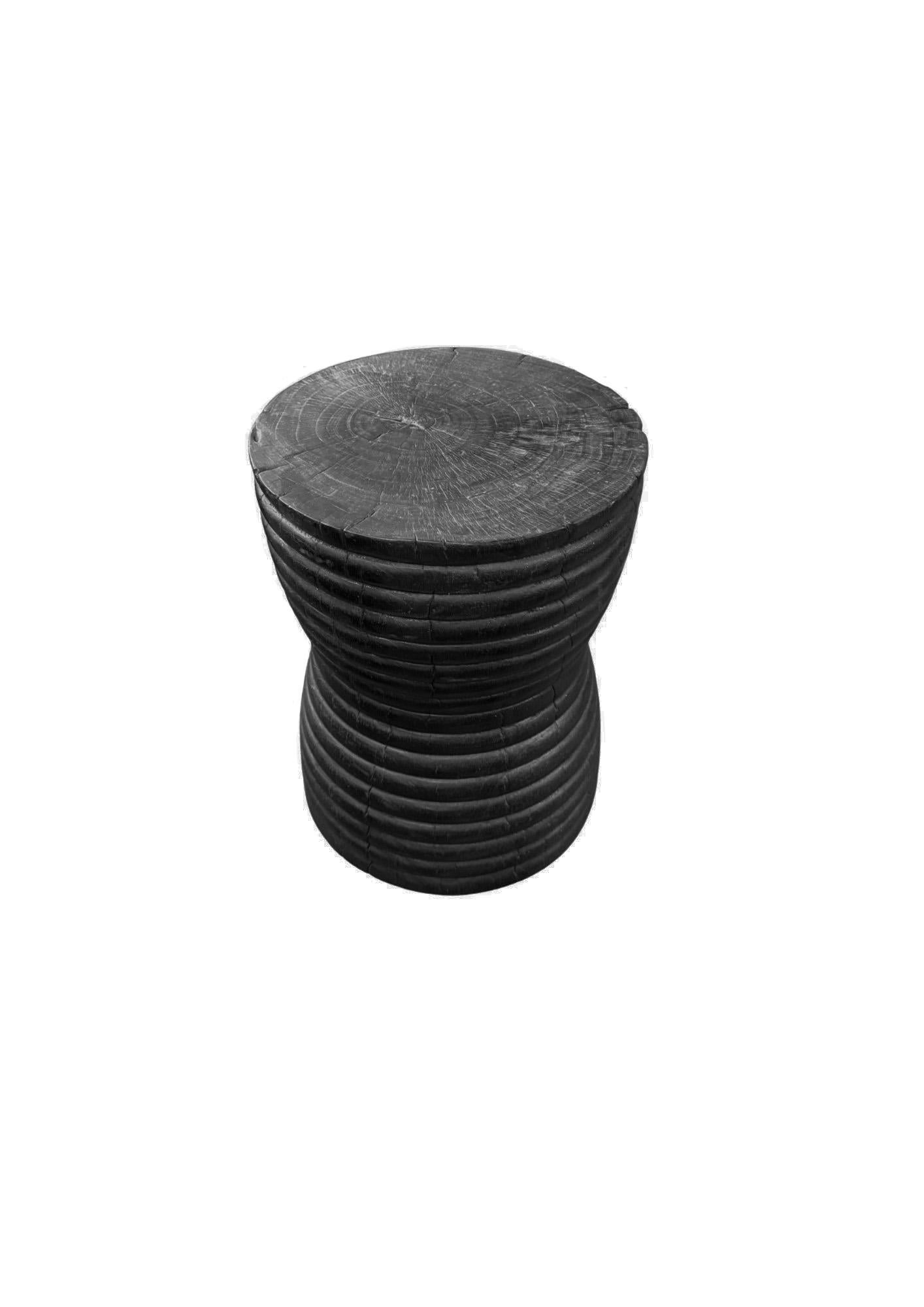 Organique Table d'appoint ronde moderne en bois de Mango massif, finition organique et brûlée en vente