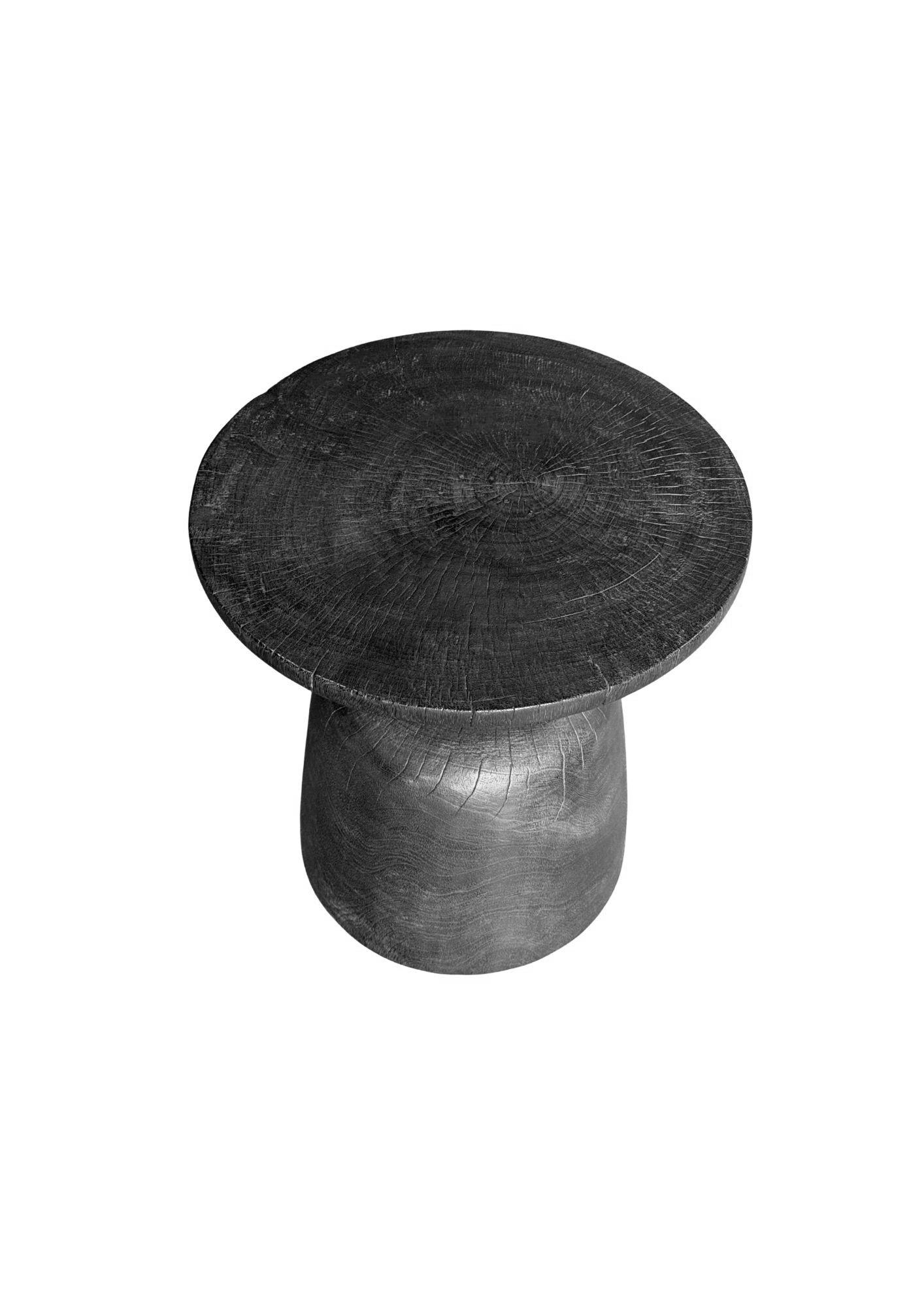 Organique Table d'appoint ronde moderne en bois de Mango massif, finition organique et brûlée en vente