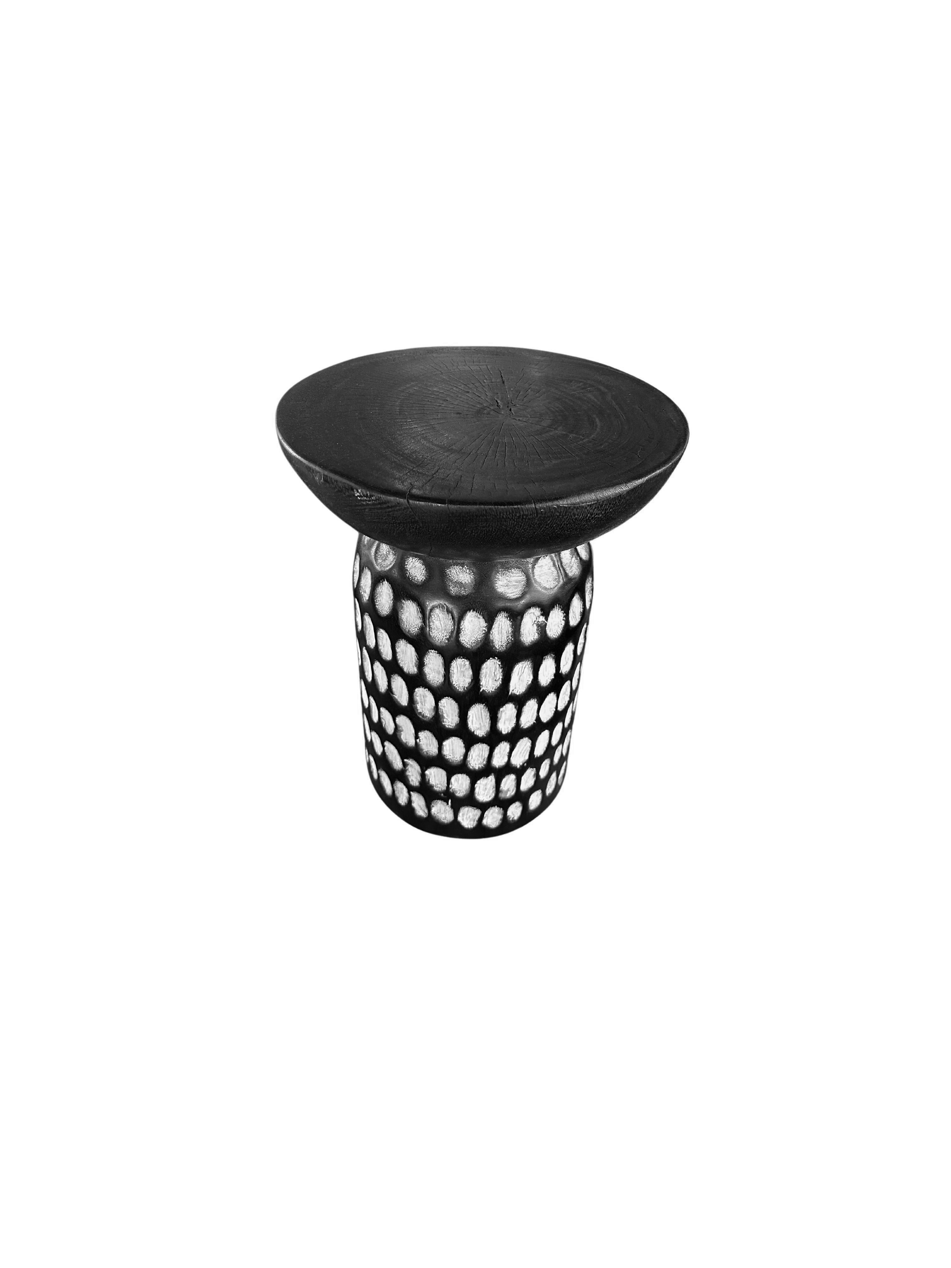 Indonésien Table d'appoint ronde moderne en bois de Mango massif, finition organique et brûlée en vente