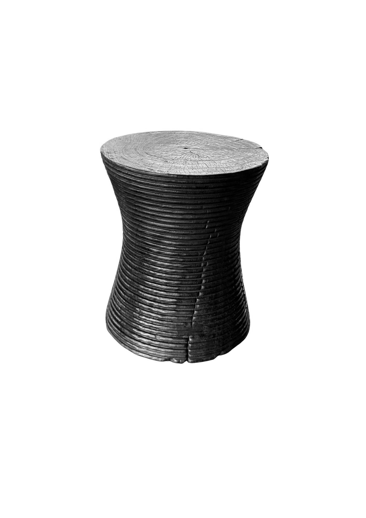 Indonésien Table d'appoint ronde moderne en bois de Mango massif, finition organique et brûlée en vente