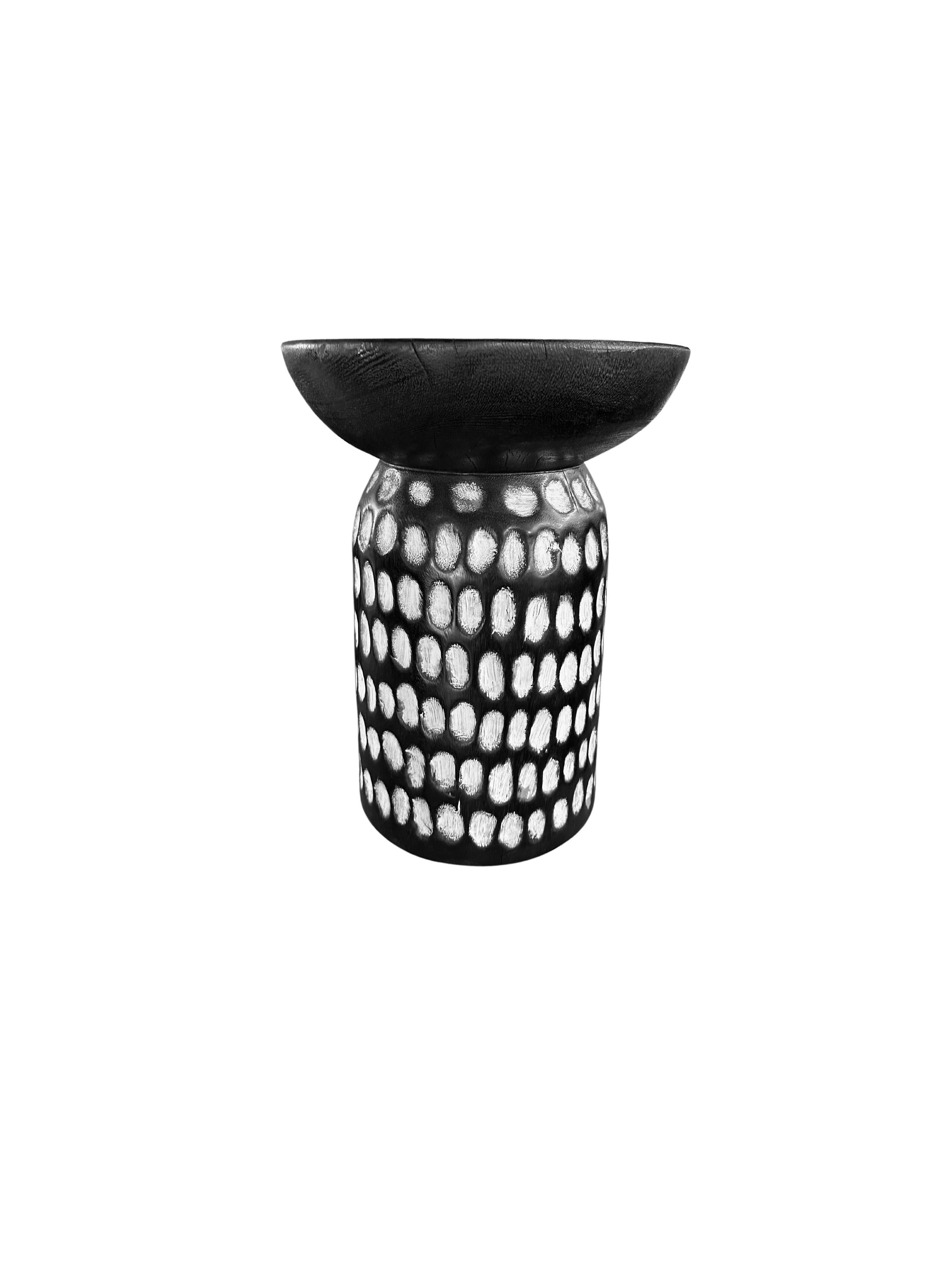 Fait main Table d'appoint ronde moderne en bois de Mango massif, finition organique et brûlée en vente