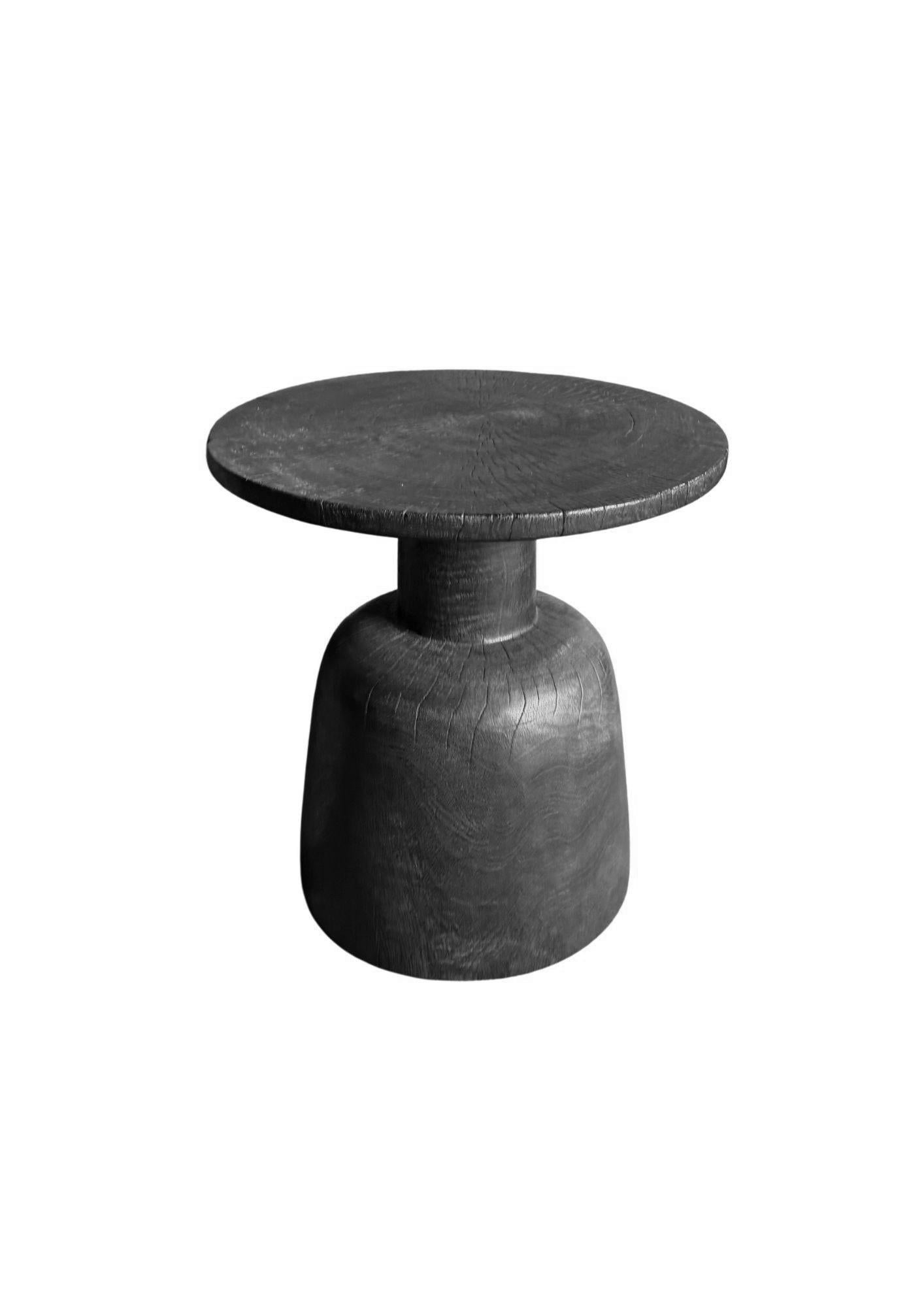 Fait main Table d'appoint ronde moderne en bois de Mango massif, finition organique et brûlée en vente