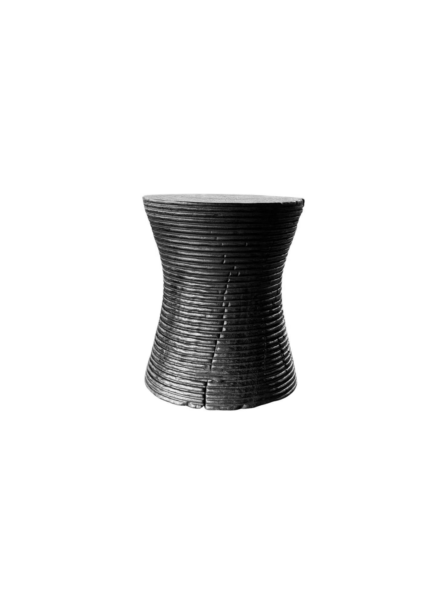 Table d'appoint ronde moderne en bois de Mango massif, finition organique et brûlée Neuf - En vente à Jimbaran, Bali