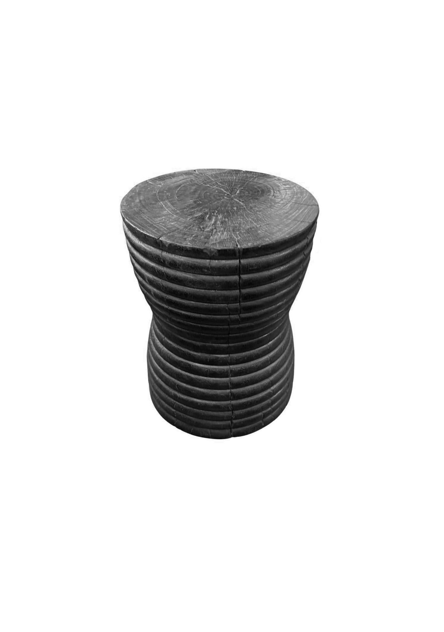 Table d'appoint ronde moderne en bois de Mango massif, finition organique et brûlée Neuf - En vente à Jimbaran, Bali