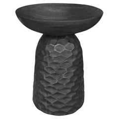 Runder Beistelltisch aus massivem Mangoholz, modern, organisch, gebranntes Finish
