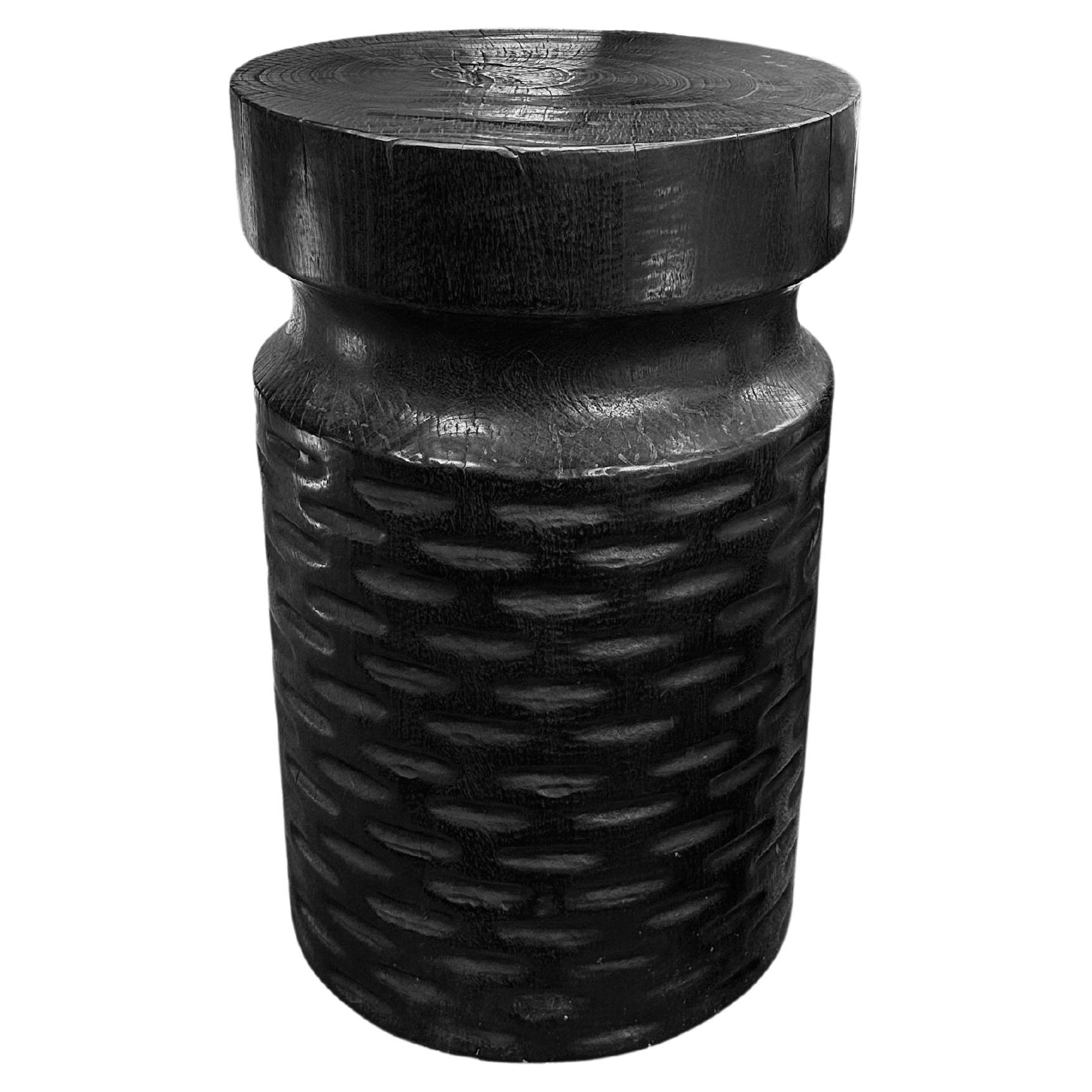 Runder Beistelltisch aus massivem Mangoholz, modern, organisch, gebranntes Finish