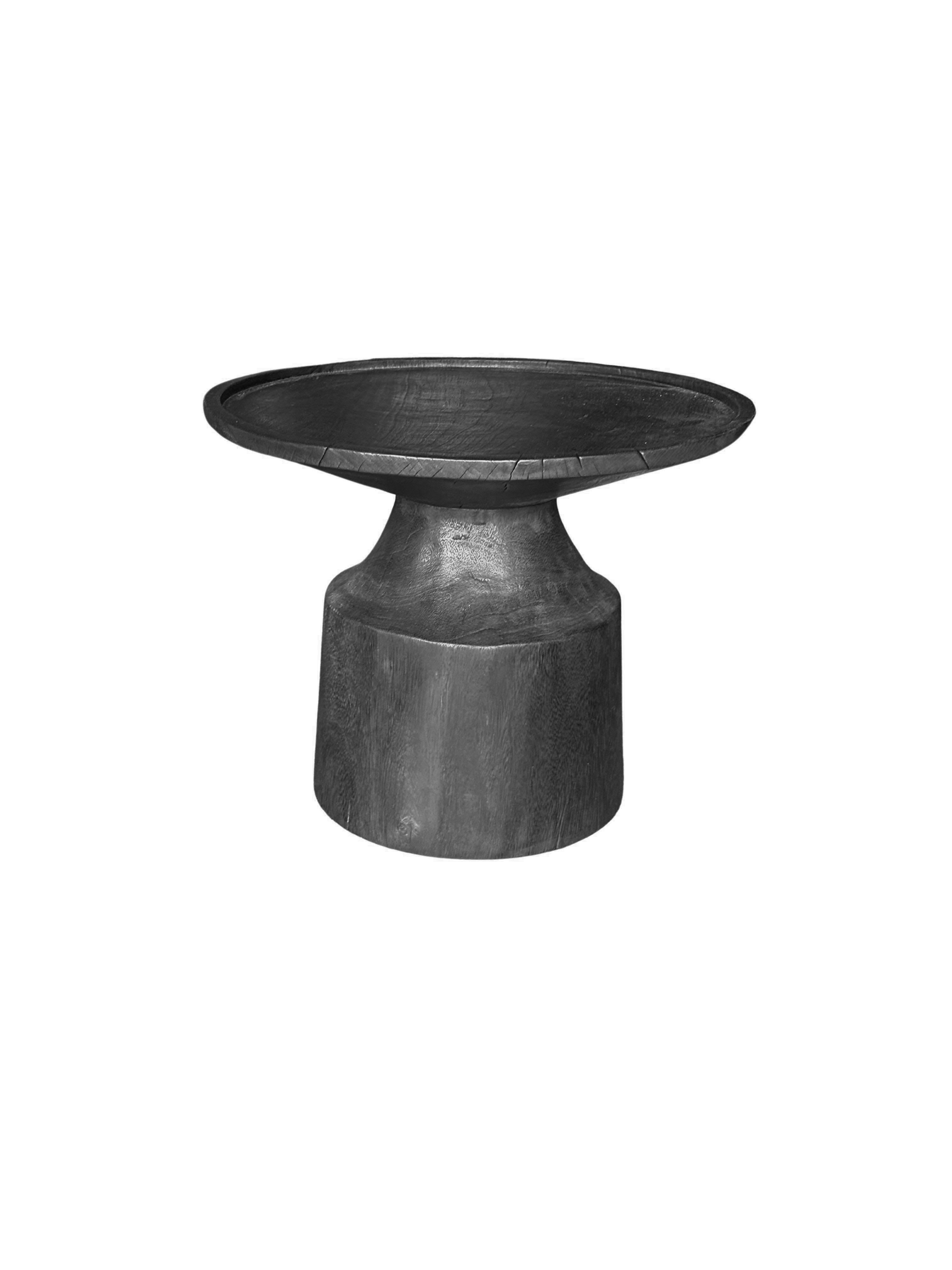 Runder Beistelltisch aus massivem Mangoholz Modern Organic (Organische Moderne) im Angebot