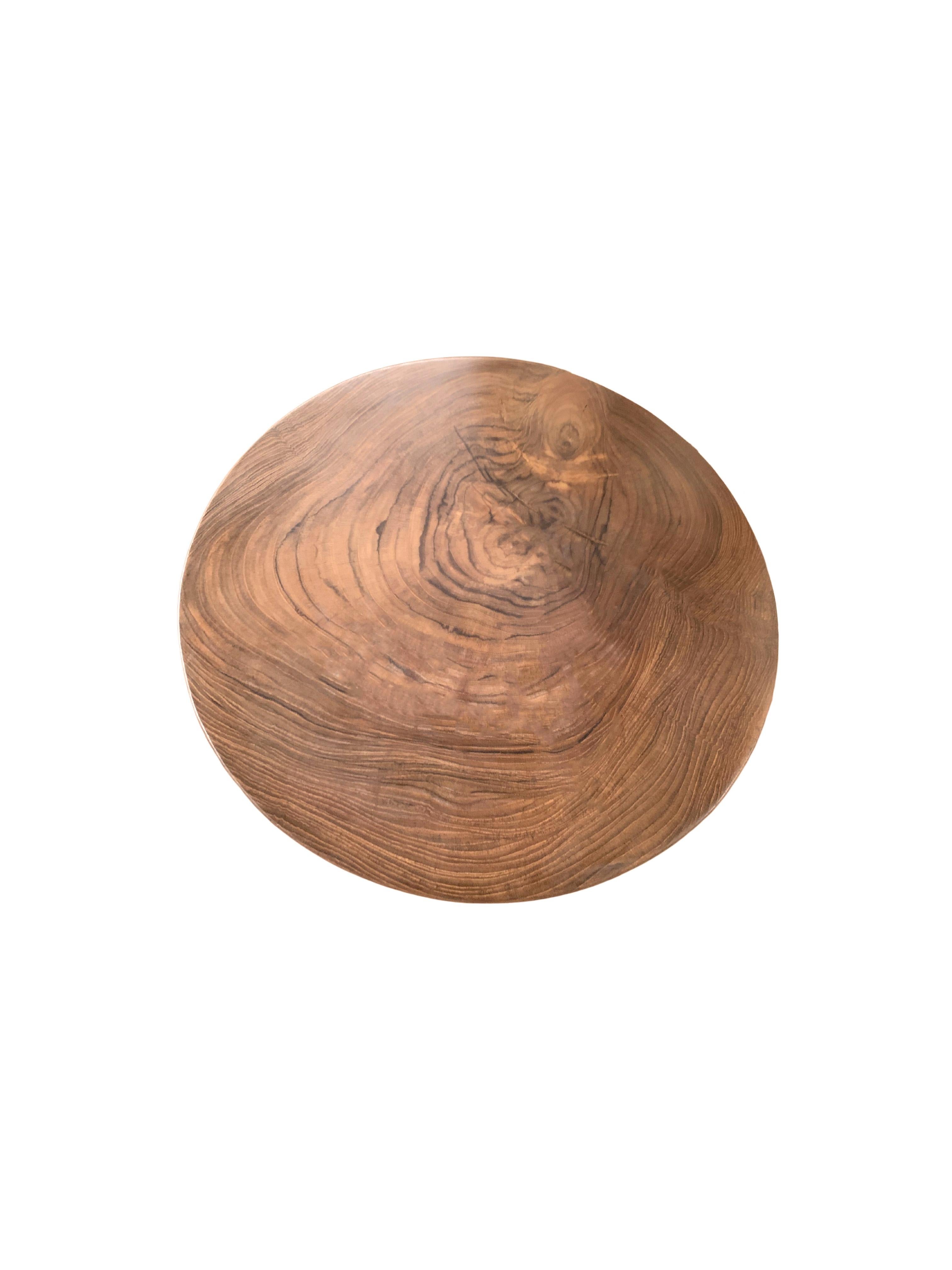 Indonésien Table d'appoint ronde moderne et organique en bois de Mango massif en vente