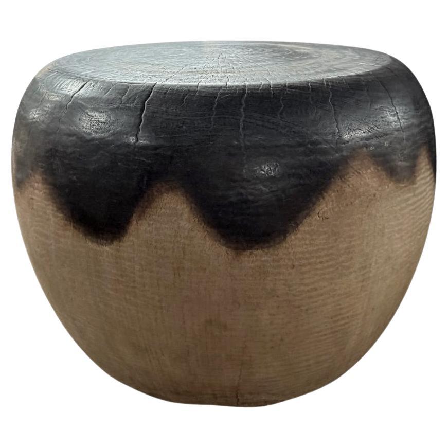 Table d'appoint ronde en bois de manguier massif, moderne et organique, finition naturelle et brûlée