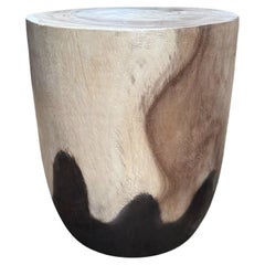 Tavolino rotondo in legno massiccio di mango, moderno organico, finitura naturale e bruciata