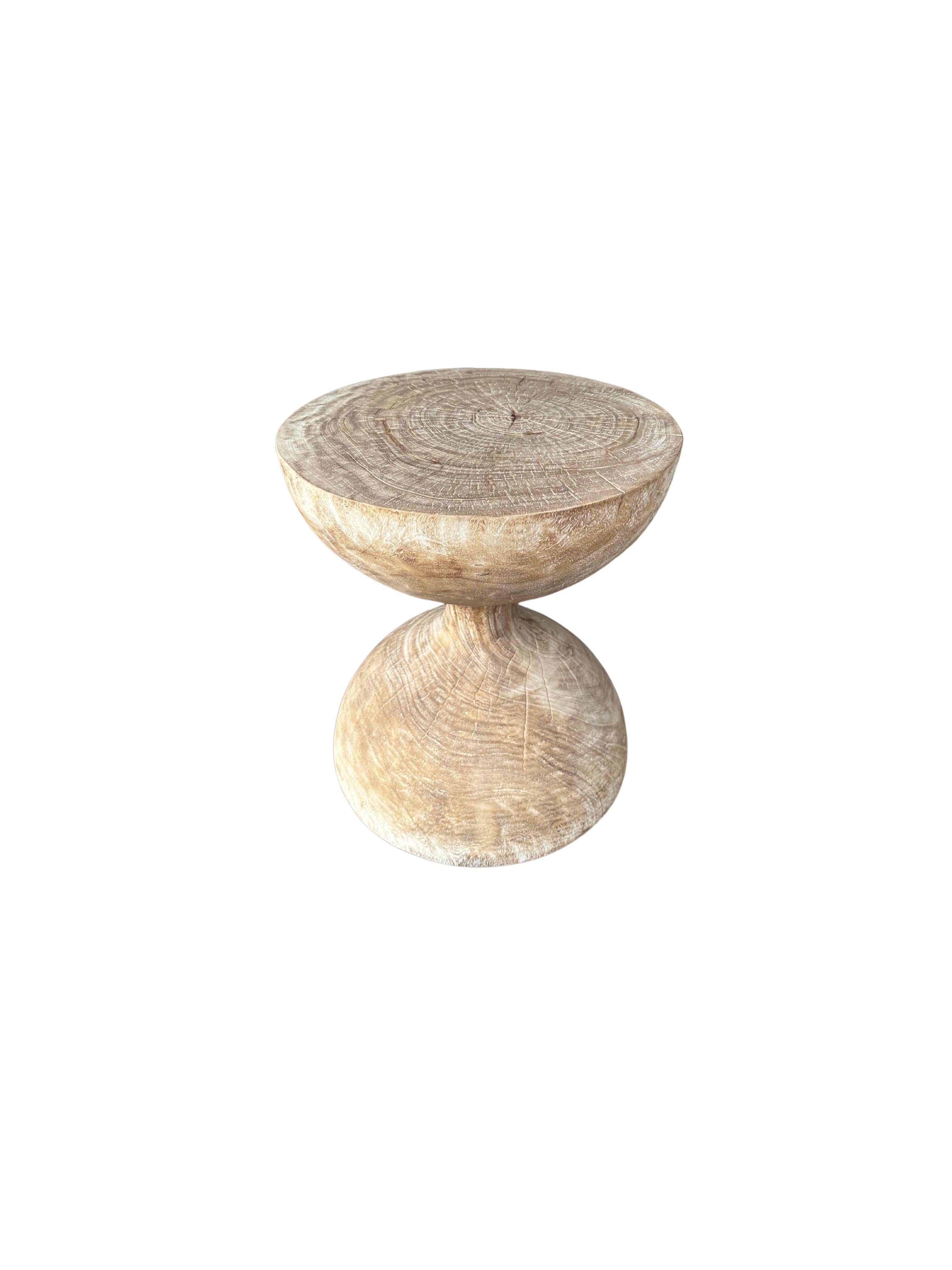 Organique Table d'appoint sculpturale moderne en bois de Mango massif, finition organique blanchie en vente