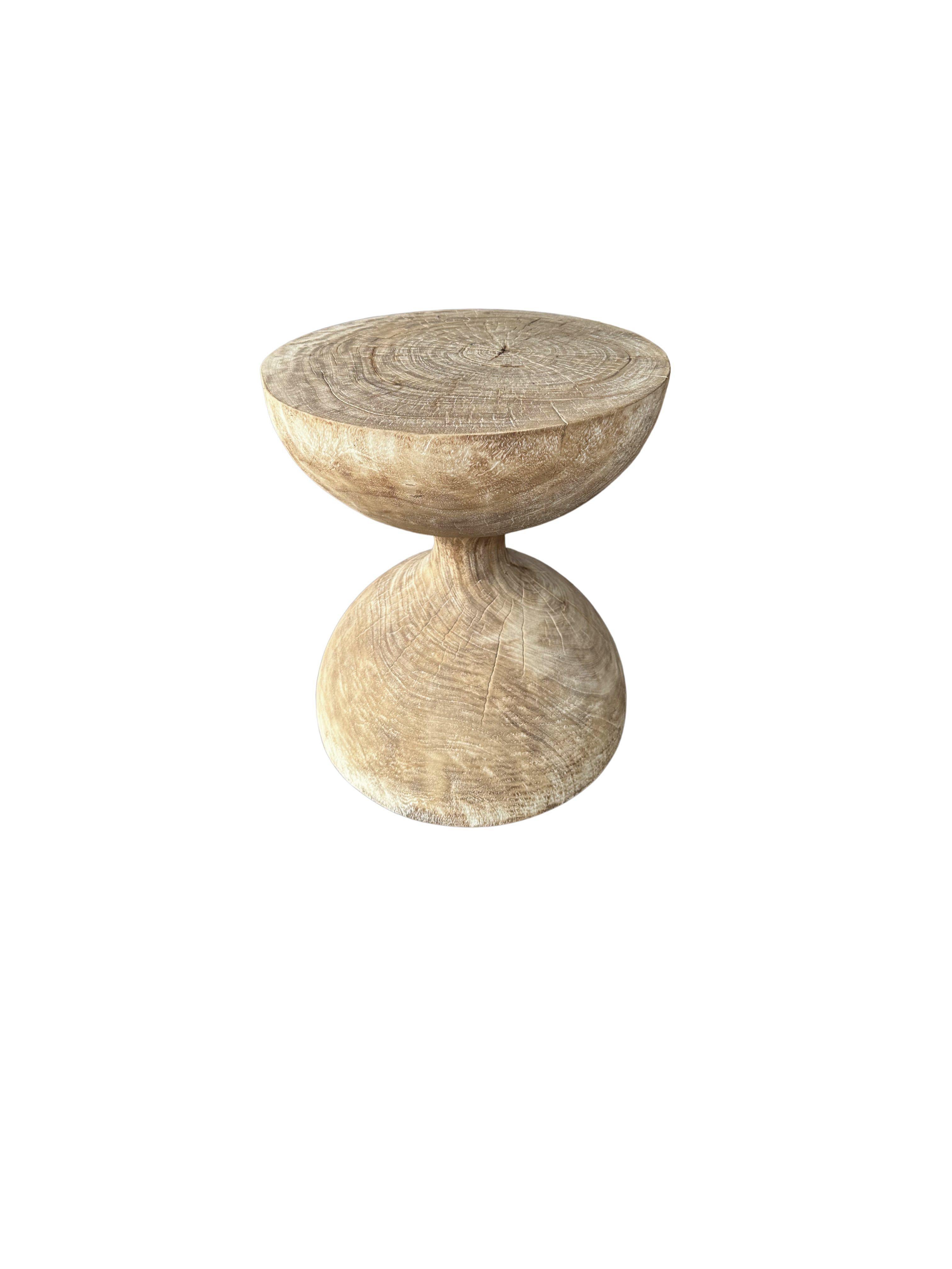 Indonésien Table d'appoint sculpturale moderne en bois de Mango massif, finition organique blanchie en vente