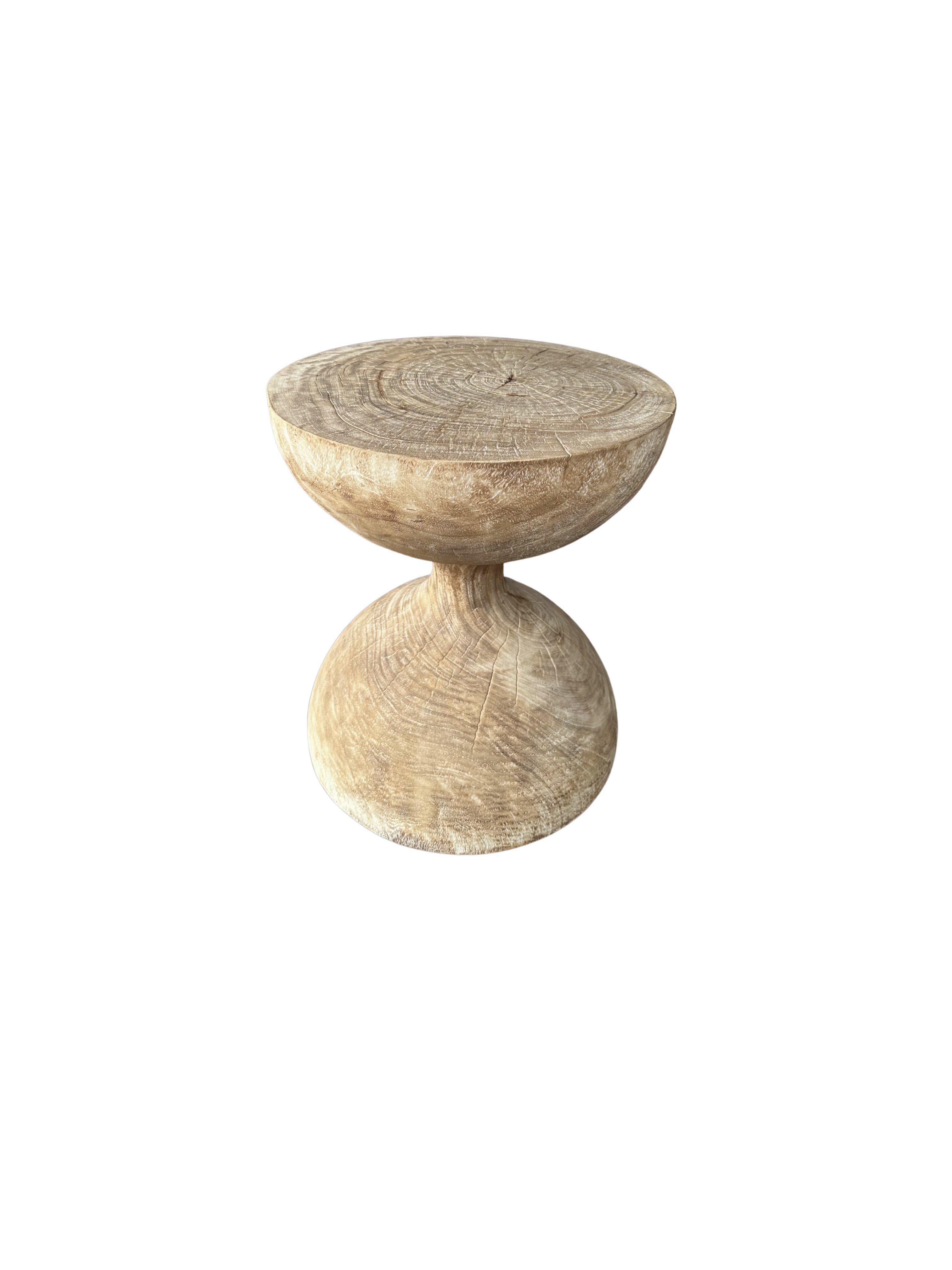 Fait main Table d'appoint sculpturale moderne en bois de Mango massif, finition organique blanchie en vente
