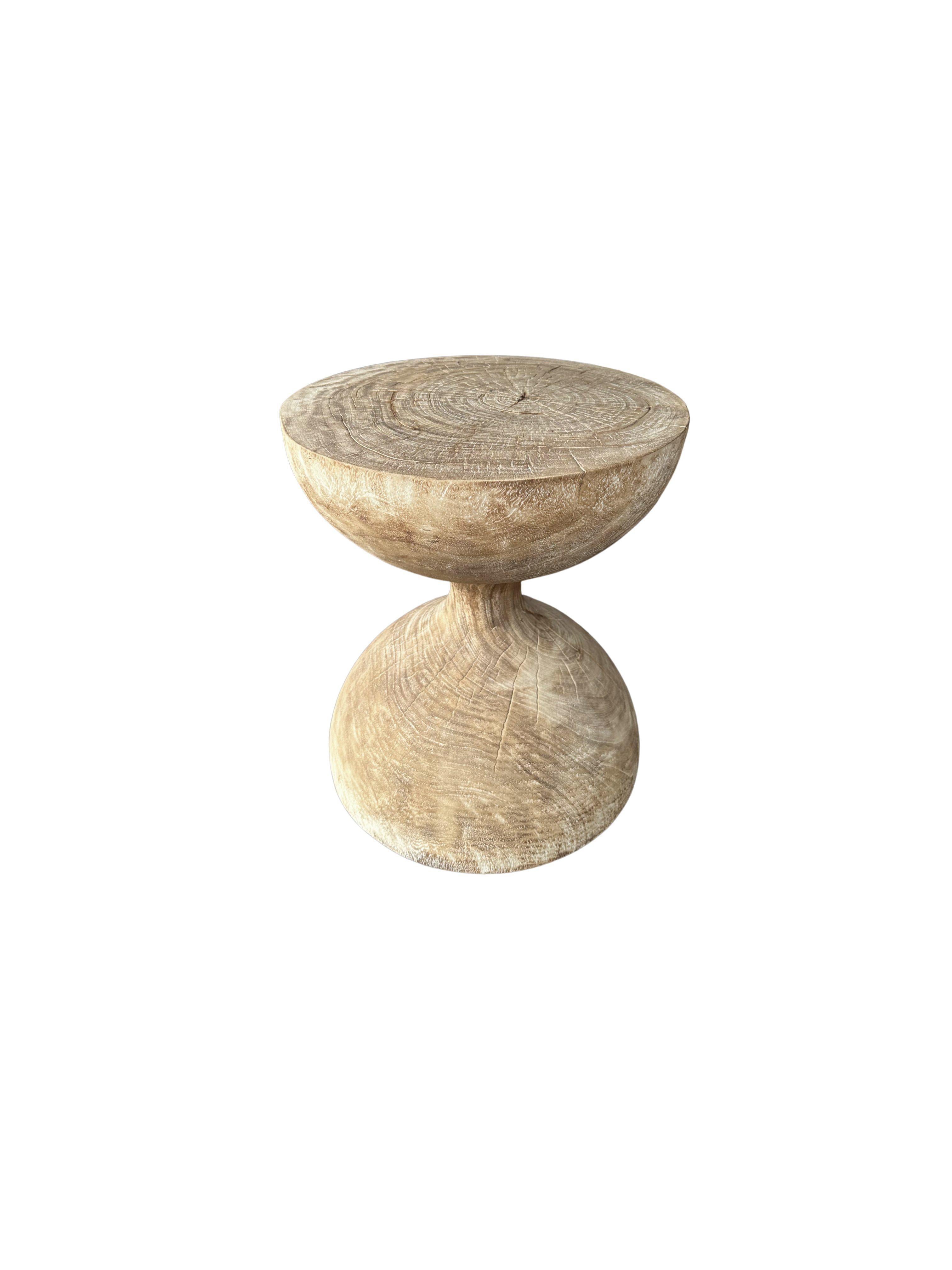 Table d'appoint sculpturale moderne en bois de Mango massif, finition organique blanchie Bon état - En vente à Jimbaran, Bali