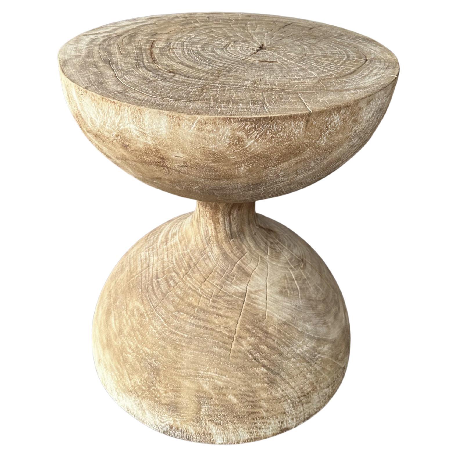Tavolino scultoreo in legno massiccio di mango Moderno organico, finitura sbiancata