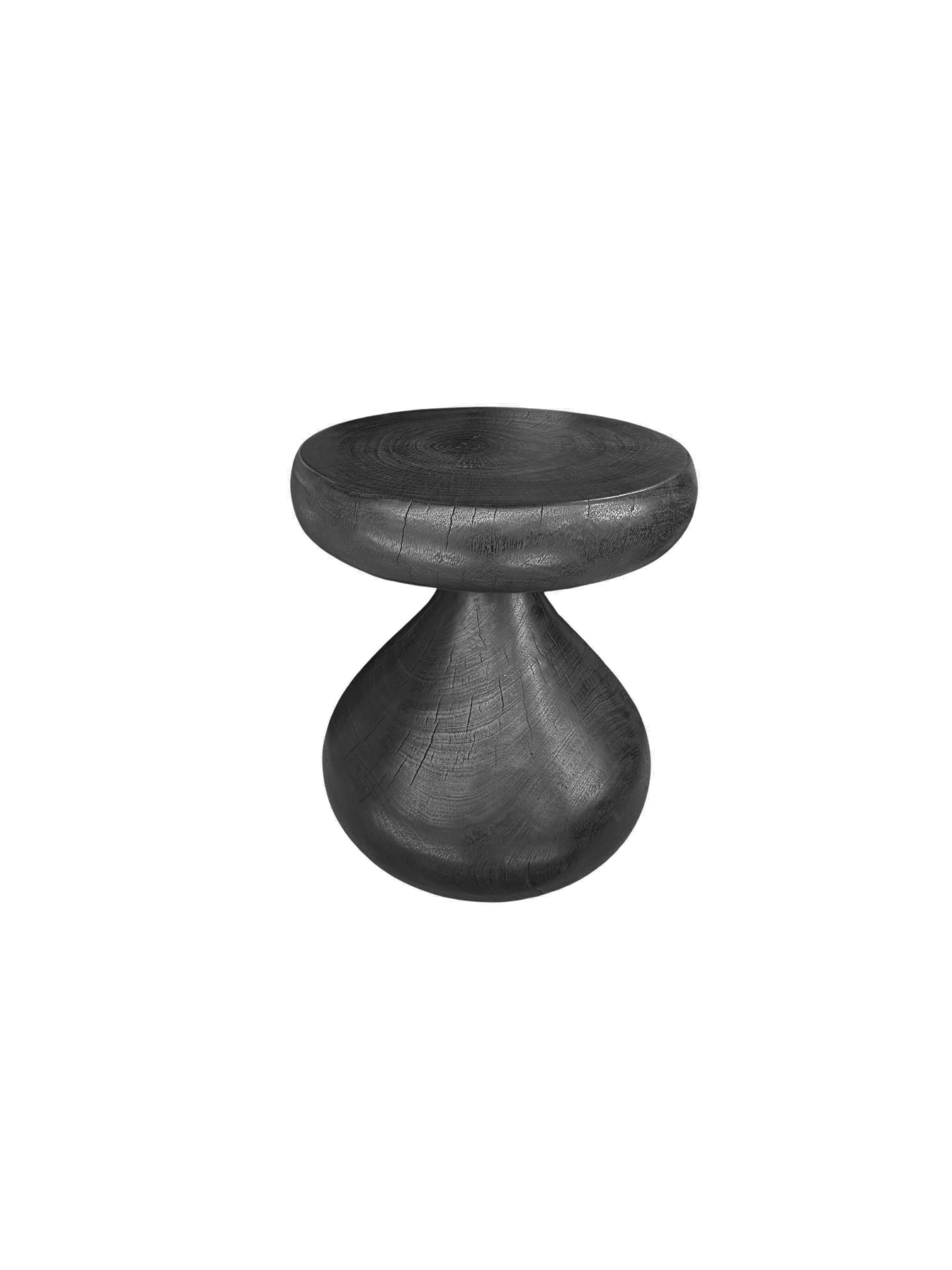 Skulpturaler Beistelltisch aus massivem Mangoholz Modern Organic, gebranntes Finish (Organische Moderne) im Angebot