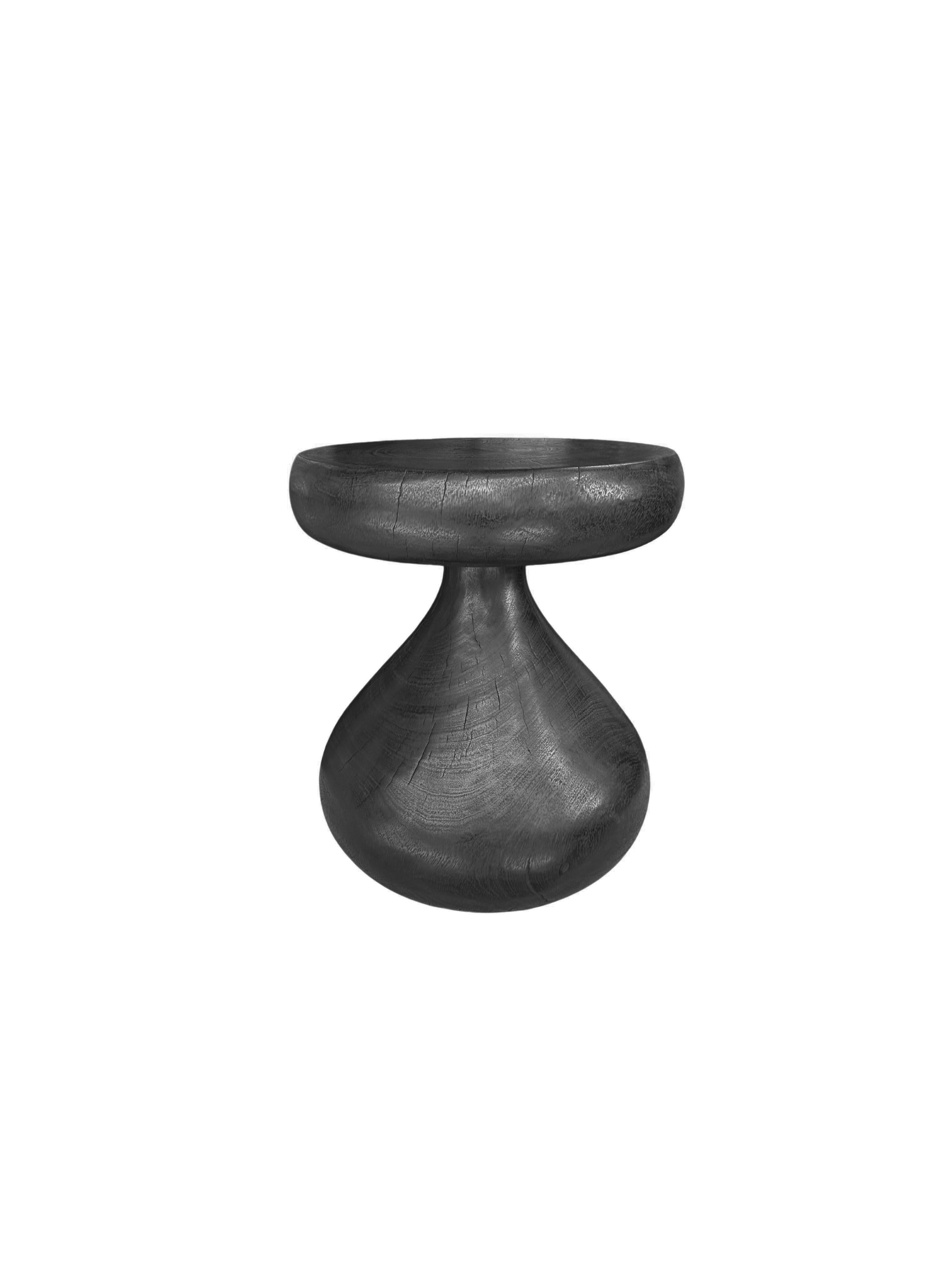 Skulpturaler Beistelltisch aus massivem Mangoholz Modern Organic, gebranntes Finish (Indonesisch) im Angebot