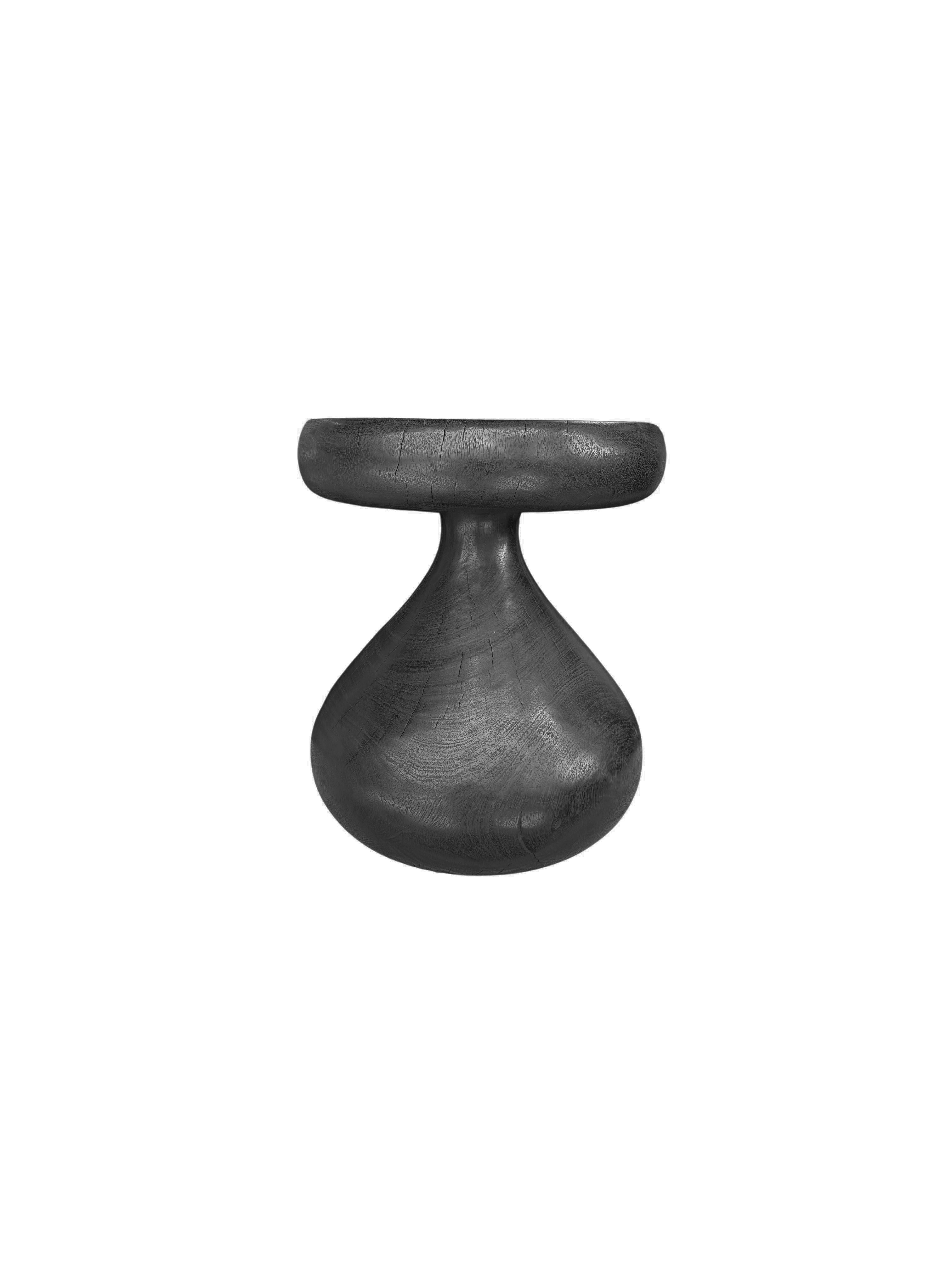 Skulpturaler Beistelltisch aus massivem Mangoholz Modern Organic, gebranntes Finish (Handgefertigt) im Angebot