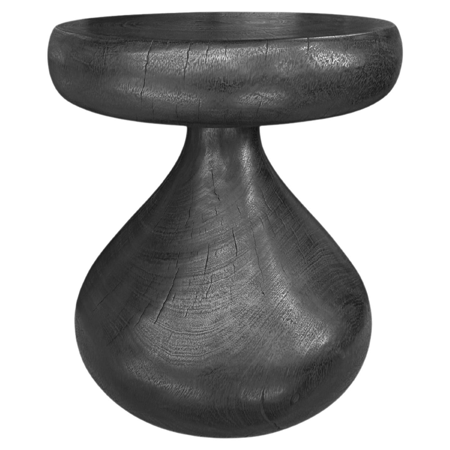 Skulpturaler Beistelltisch aus massivem Mangoholz Modern Organic, gebranntes Finish