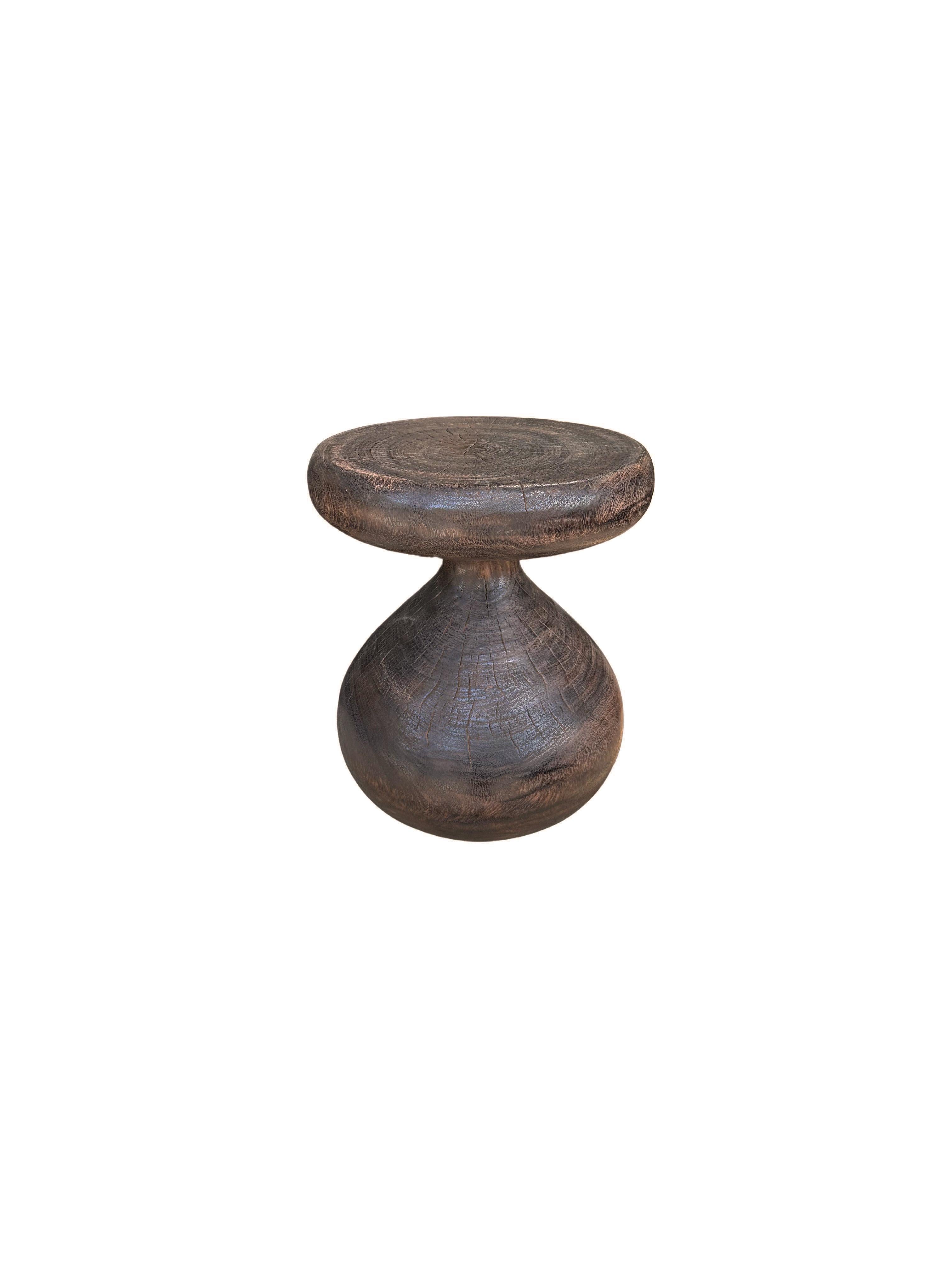 Organique Table d'appoint sculpturale moderne en bois de Mango massif, finition organique et expresso en vente